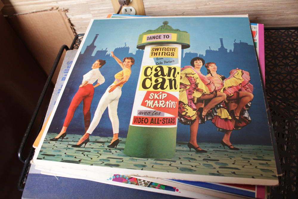 Mid Century Modern Record Stand With 75 Records