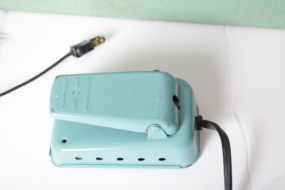 Vintage Dress Master Deluxe Sewing Machine