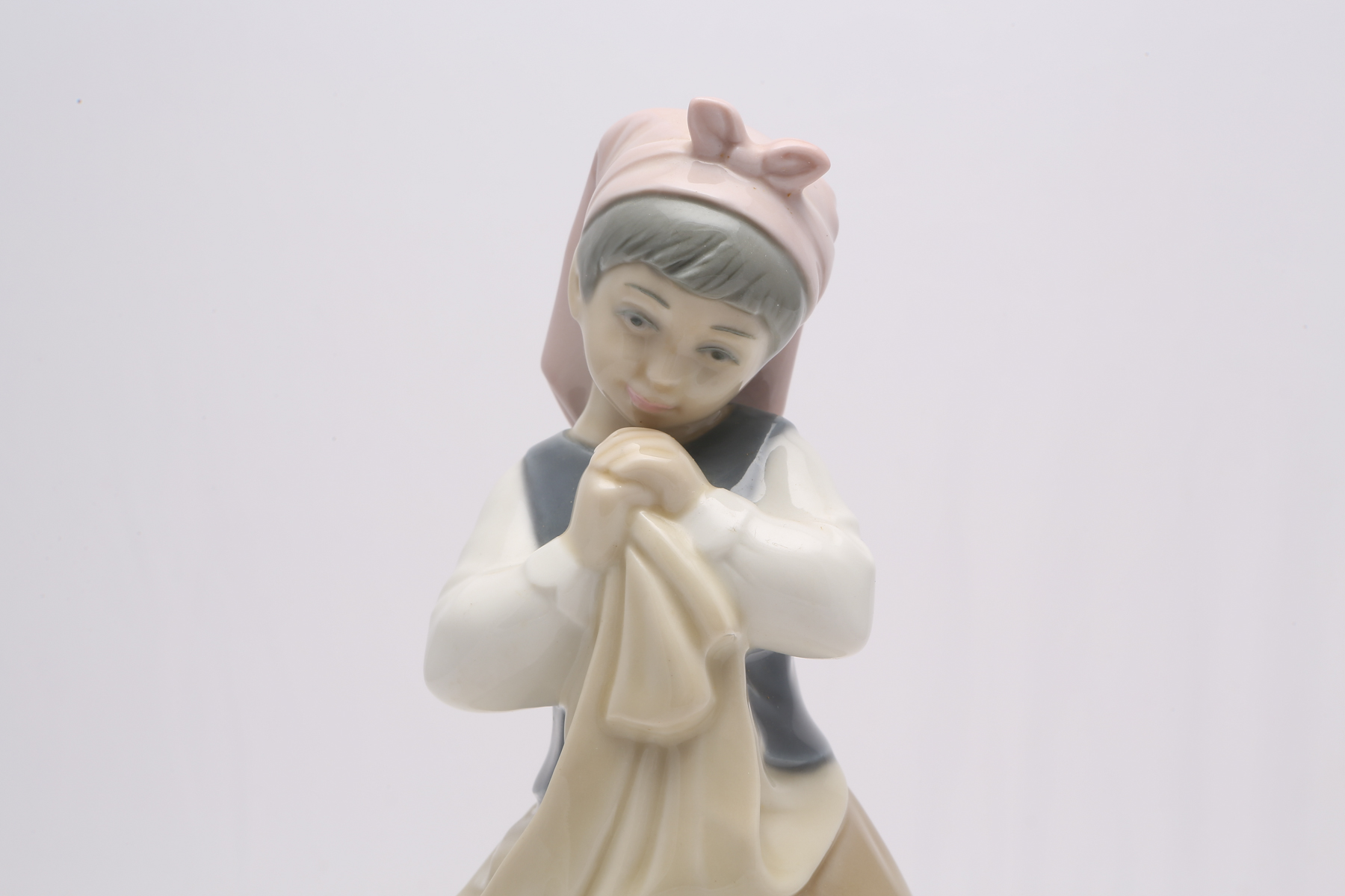 Lladró Figurine "Blushful Girl" #5026