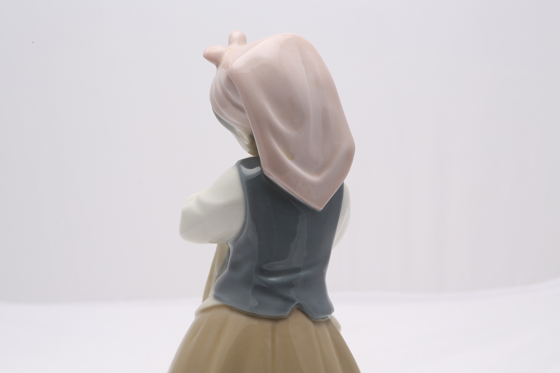 Lladró Figurine "Blushful Girl" #5026