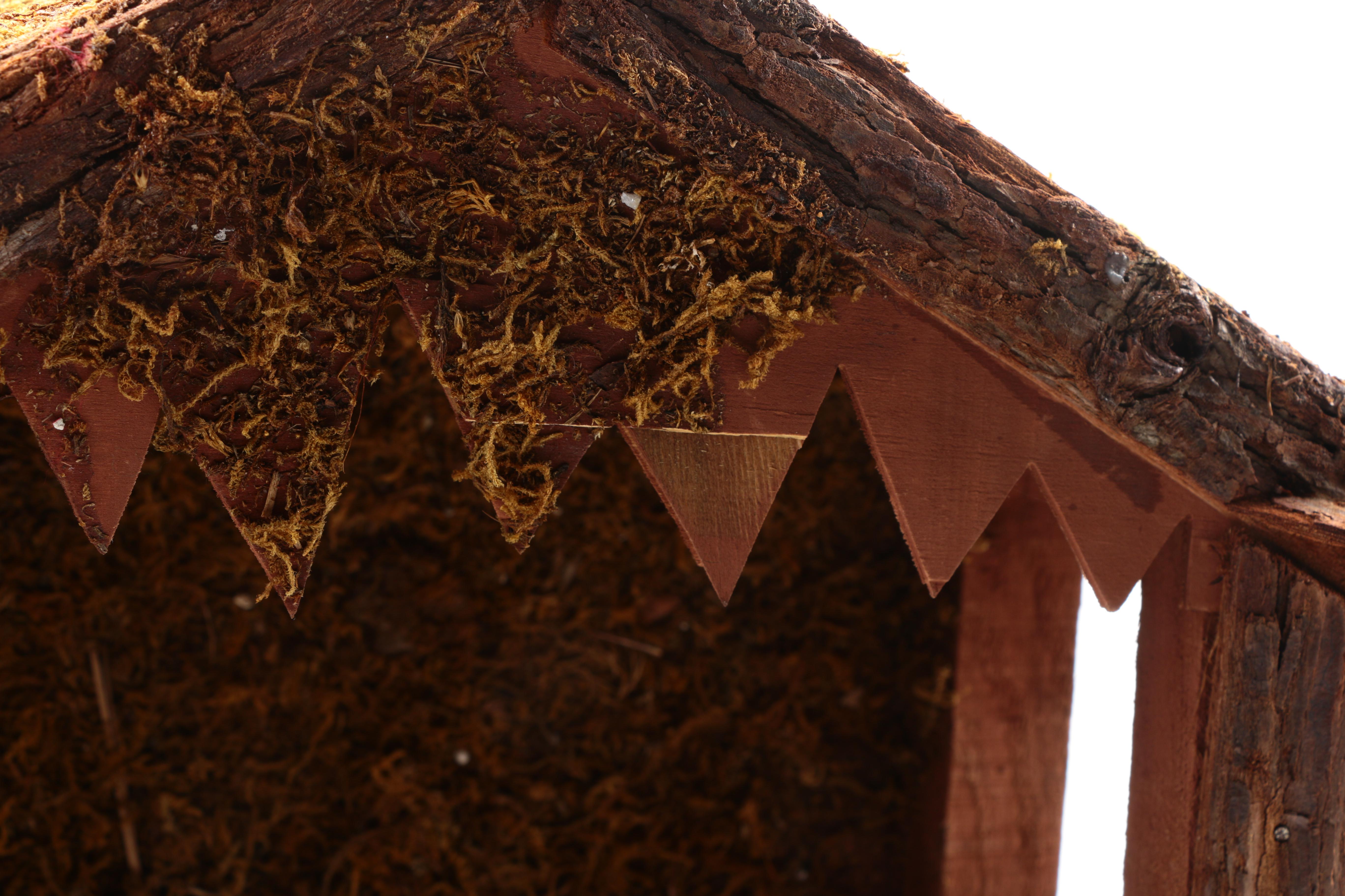 Lladró Ten Piece Nativity Porcelain Figurine Set and Wooden Crèche