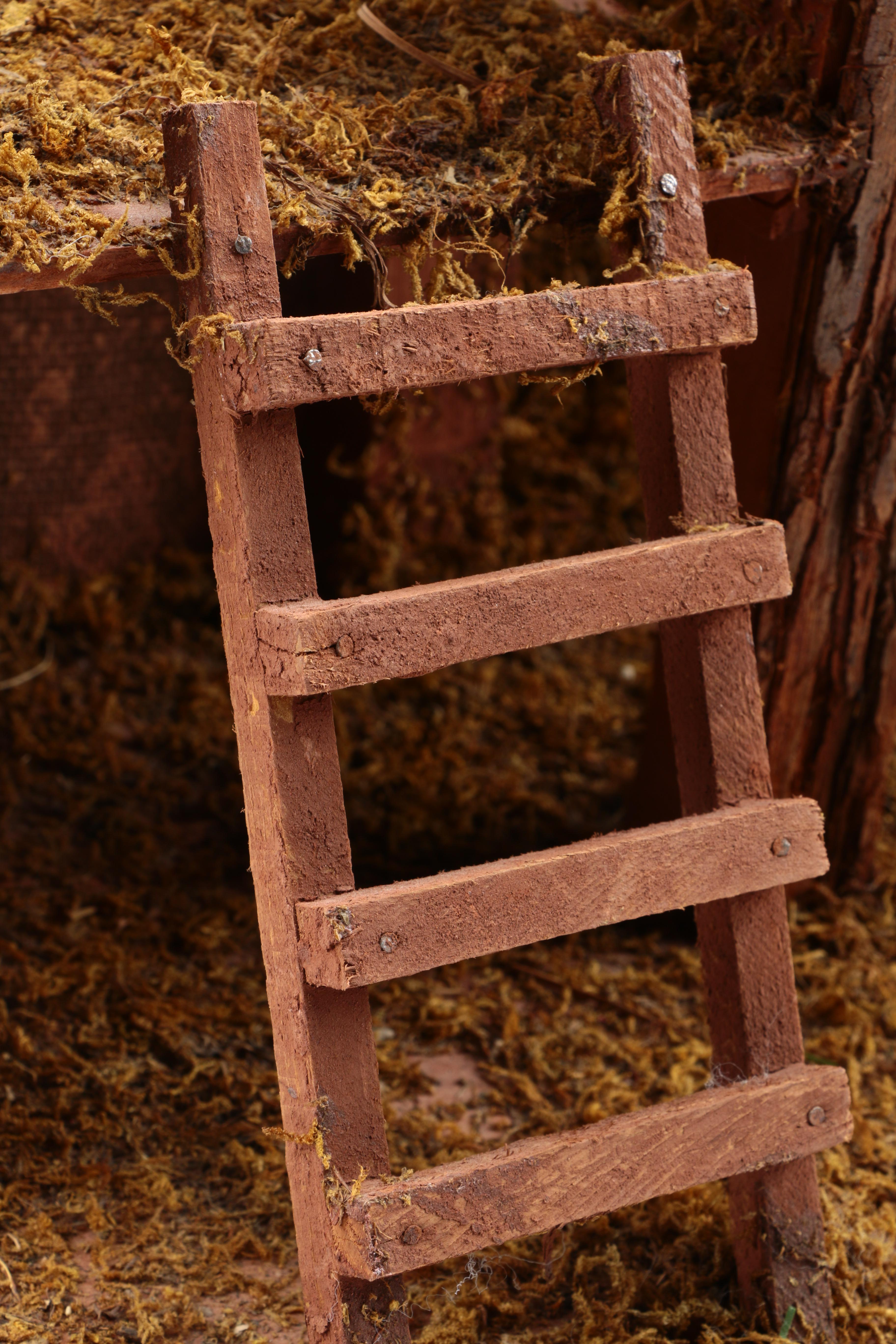 Lladró Ten Piece Nativity Porcelain Figurine Set and Wooden Crèche