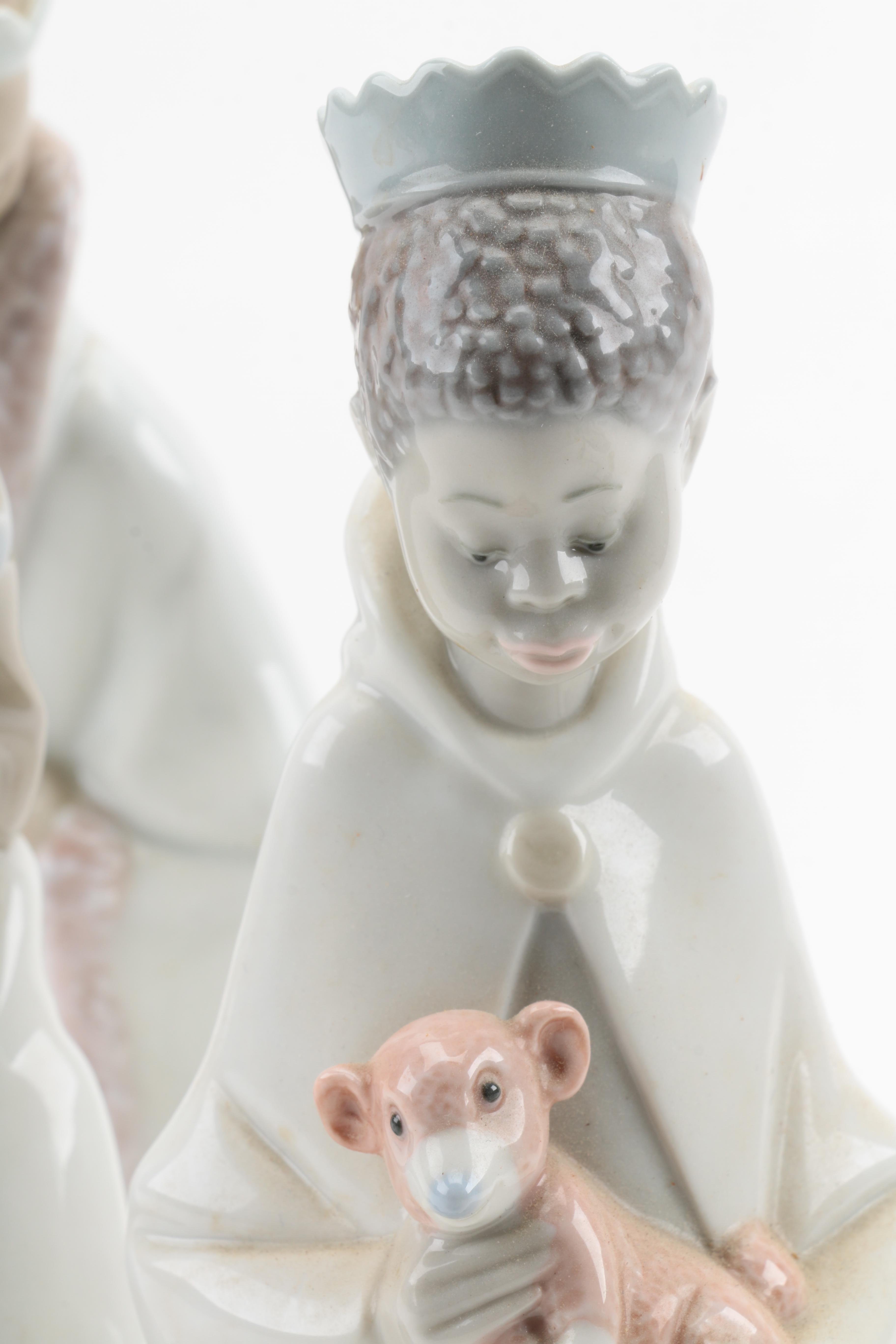 Lladró Ten Piece Nativity Porcelain Figurine Set and Wooden Crèche