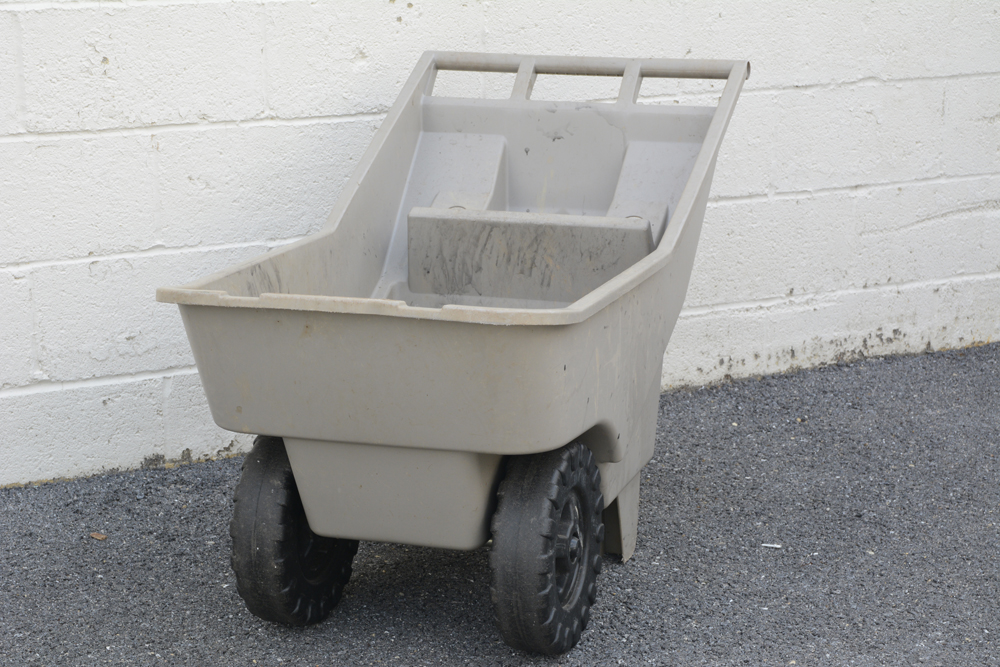 Rubbermaid Plastic Wheelbarrow