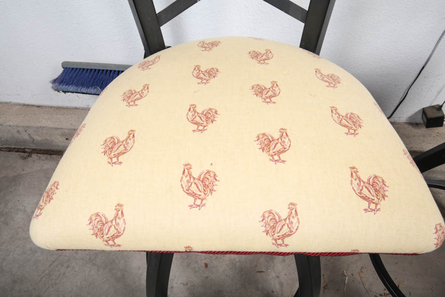 Black Metal Swivel Bar Stools with Chicken Uhpholstery