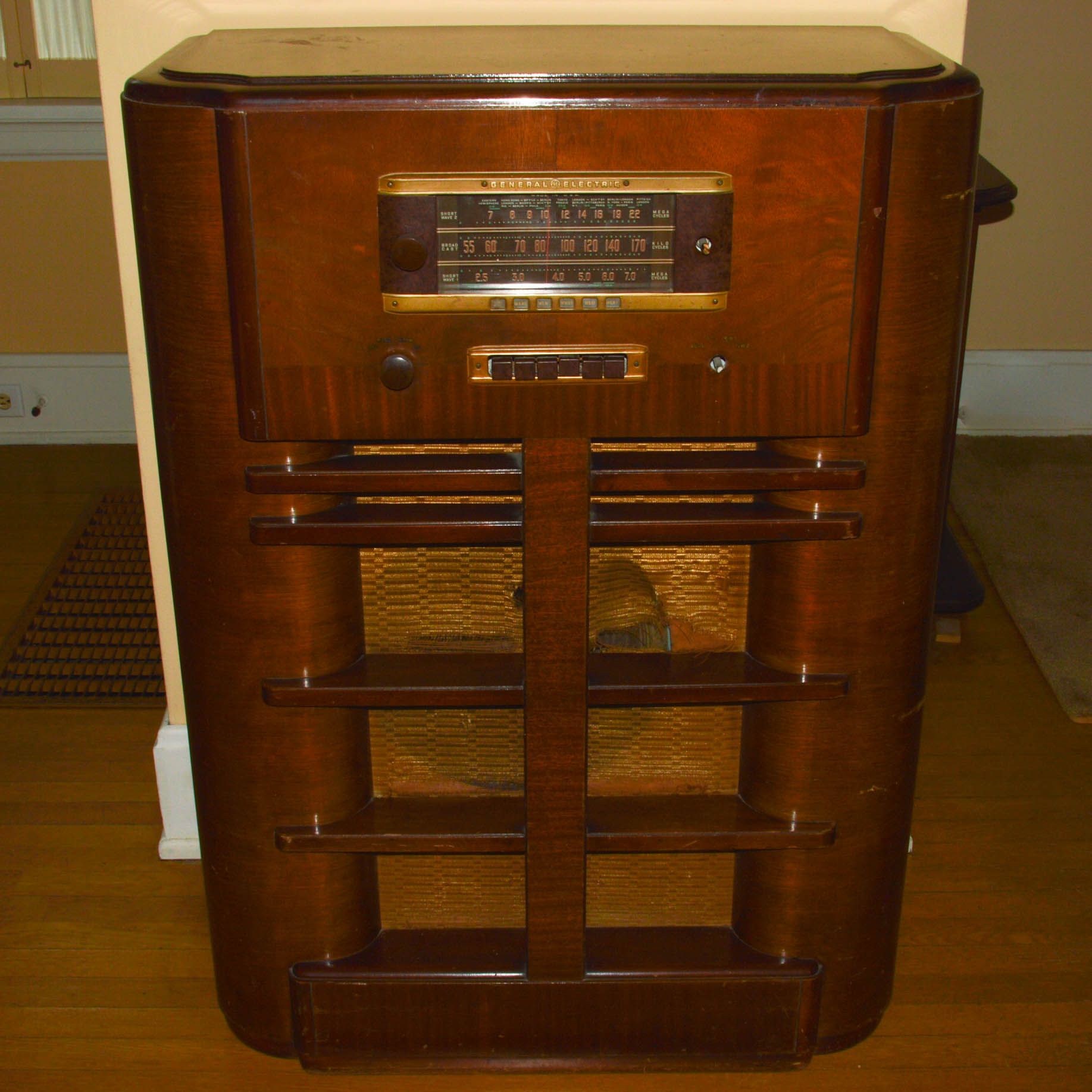 Vintage General Electric Tube Console Radio