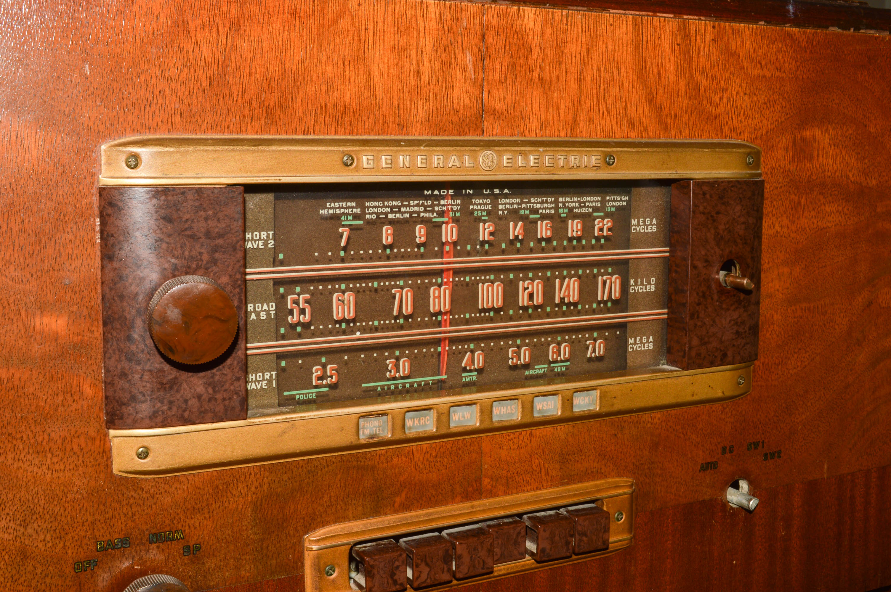 Vintage General Electric Tube Console Radio