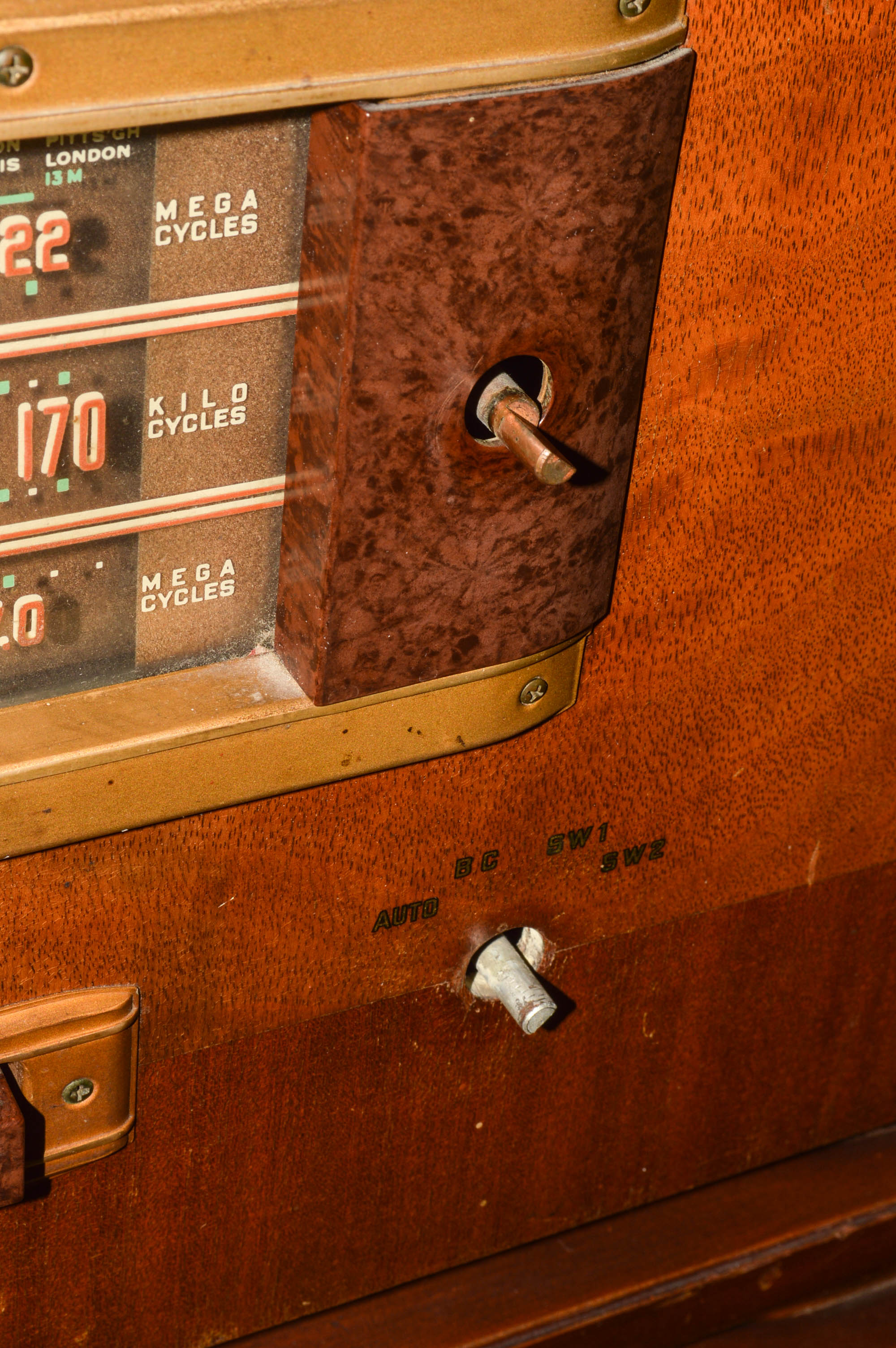 Vintage General Electric Tube Console Radio