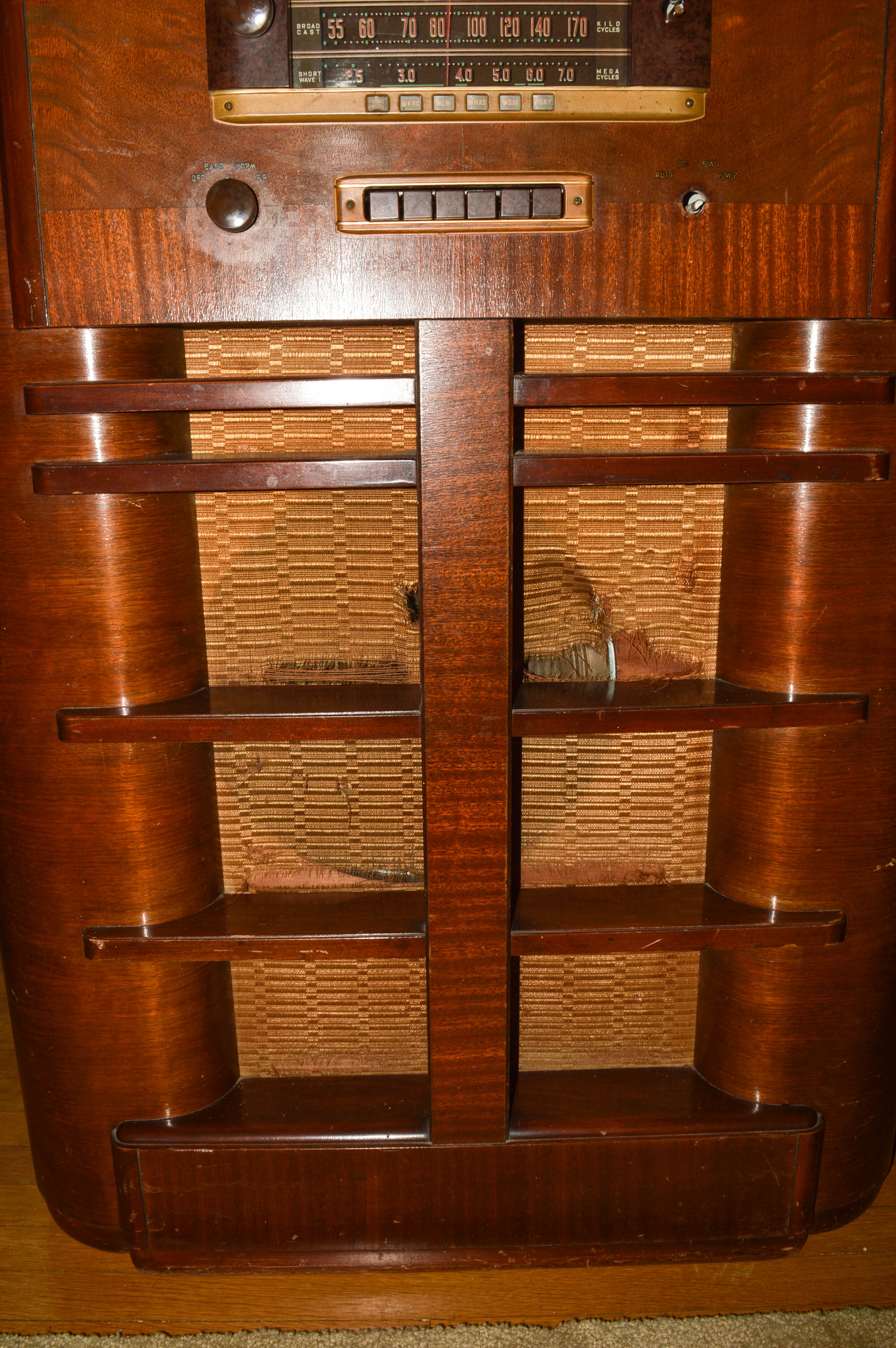 Vintage General Electric Tube Console Radio