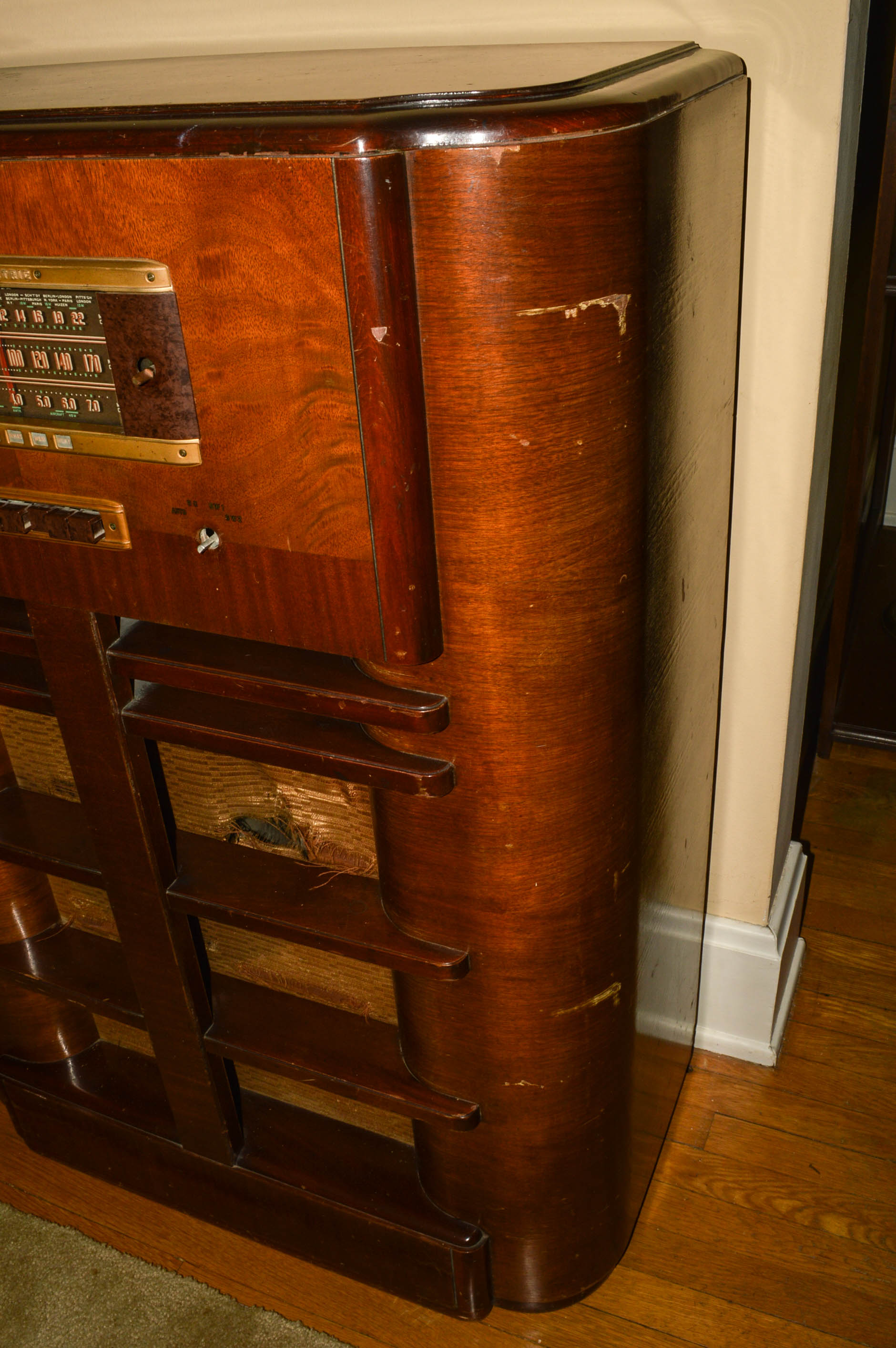 Vintage General Electric Tube Console Radio