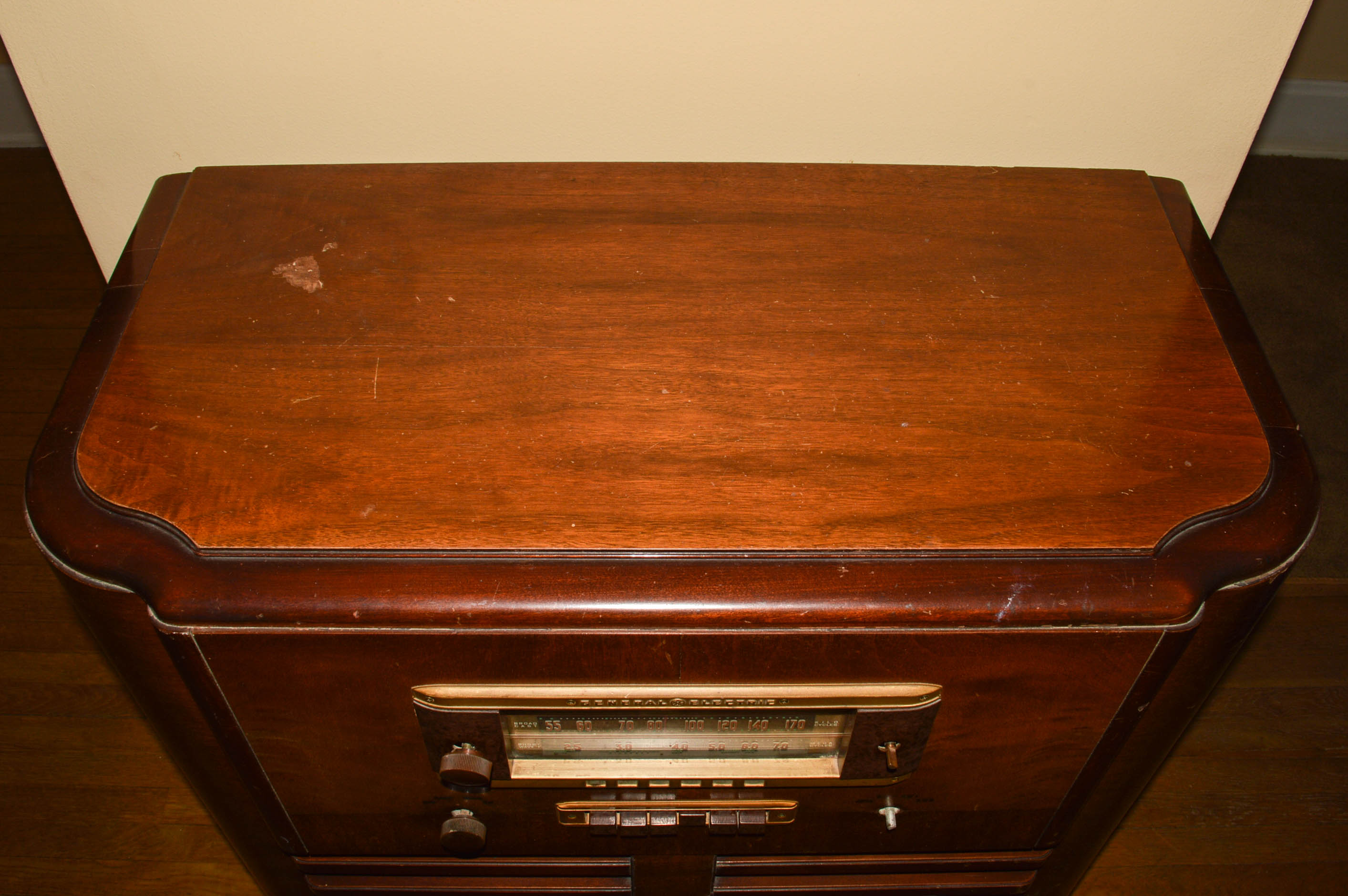 Vintage General Electric Tube Console Radio