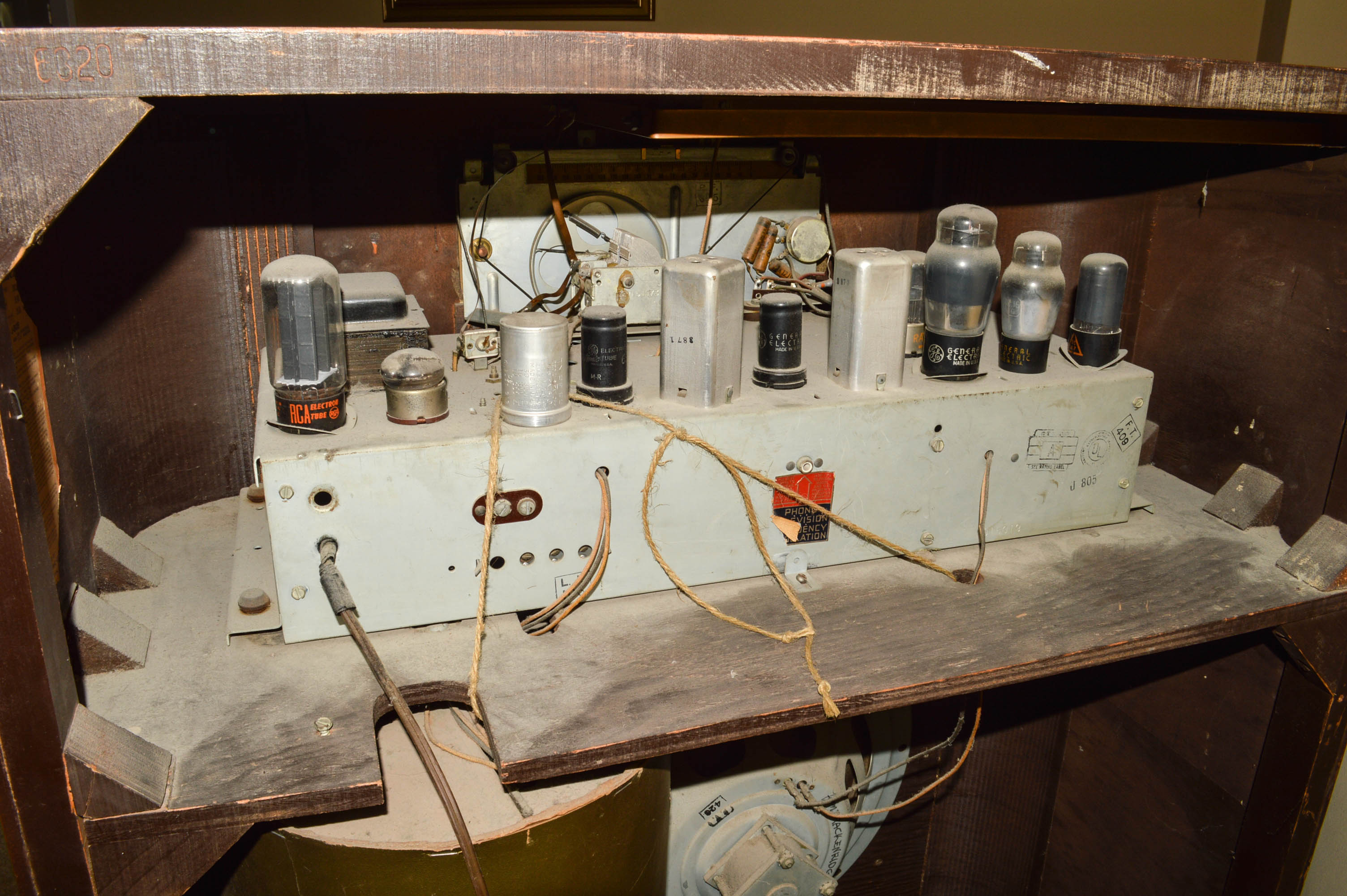 Vintage General Electric Tube Console Radio