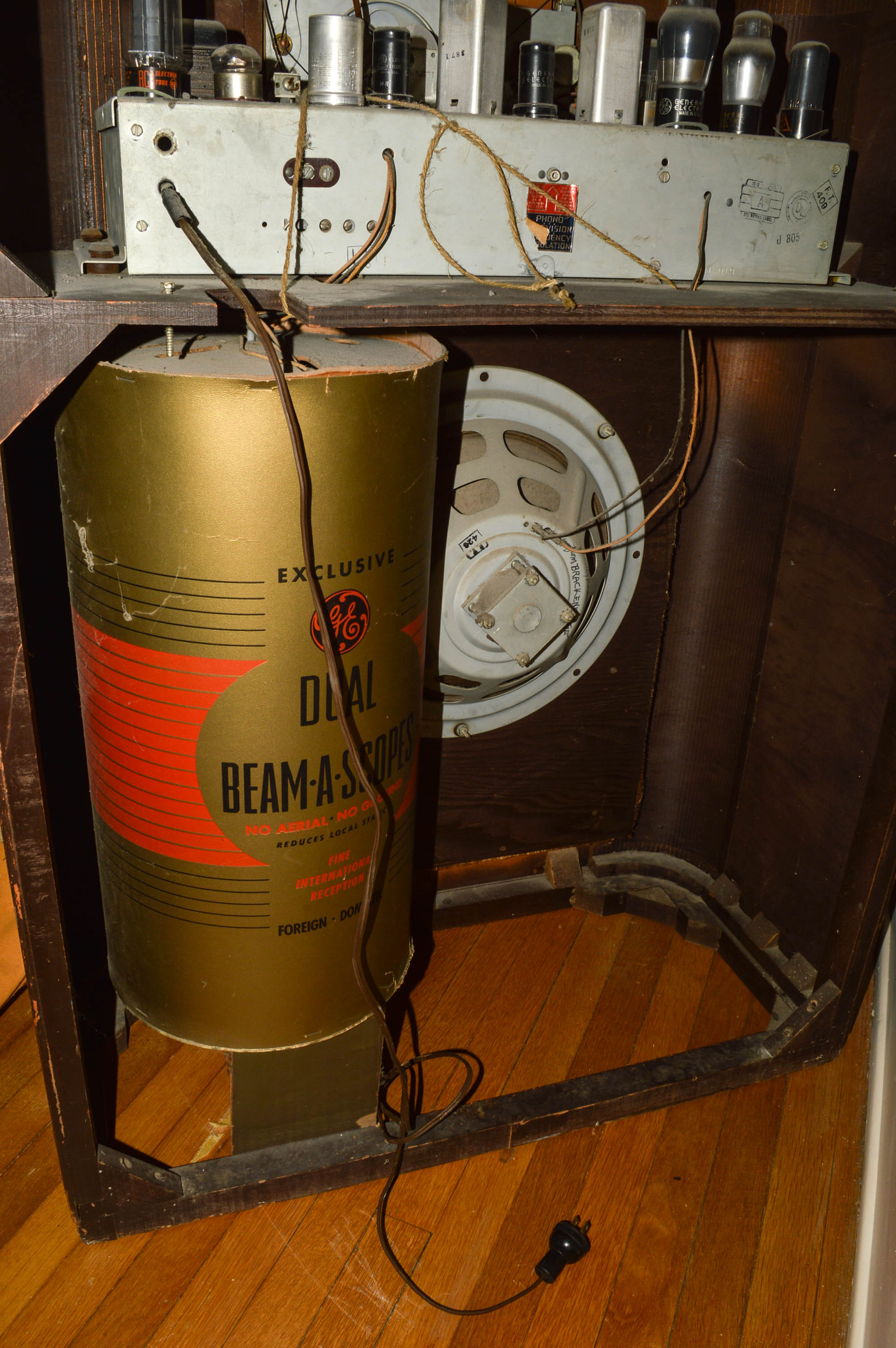 Vintage General Electric Tube Console Radio