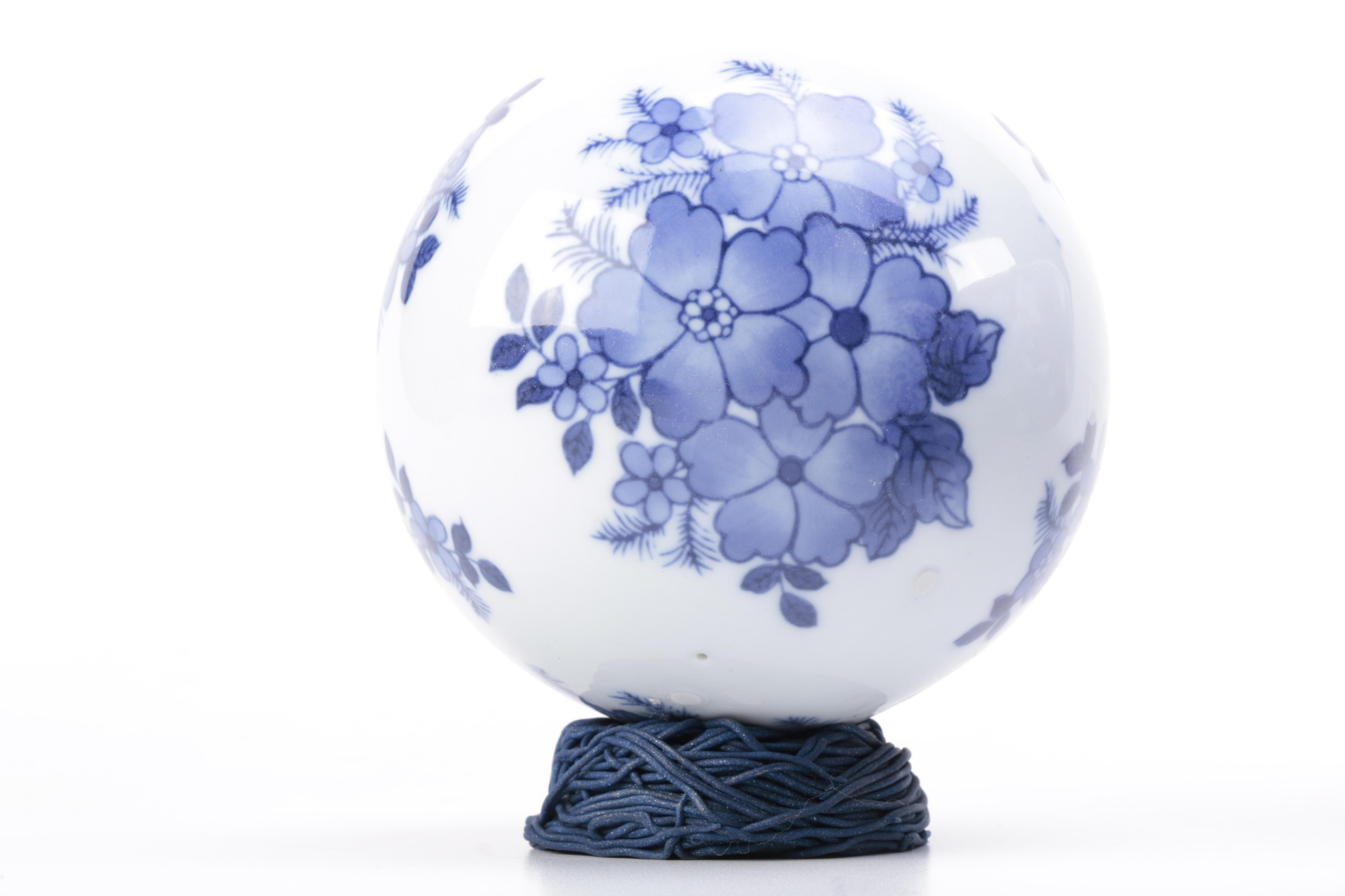 Japanese Porcelain Home Decor Featuring Gold Imari Bowls