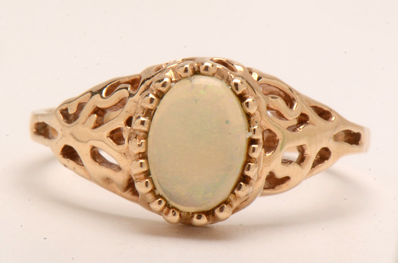 Vintage 10K Yellow Gold Opal Ring