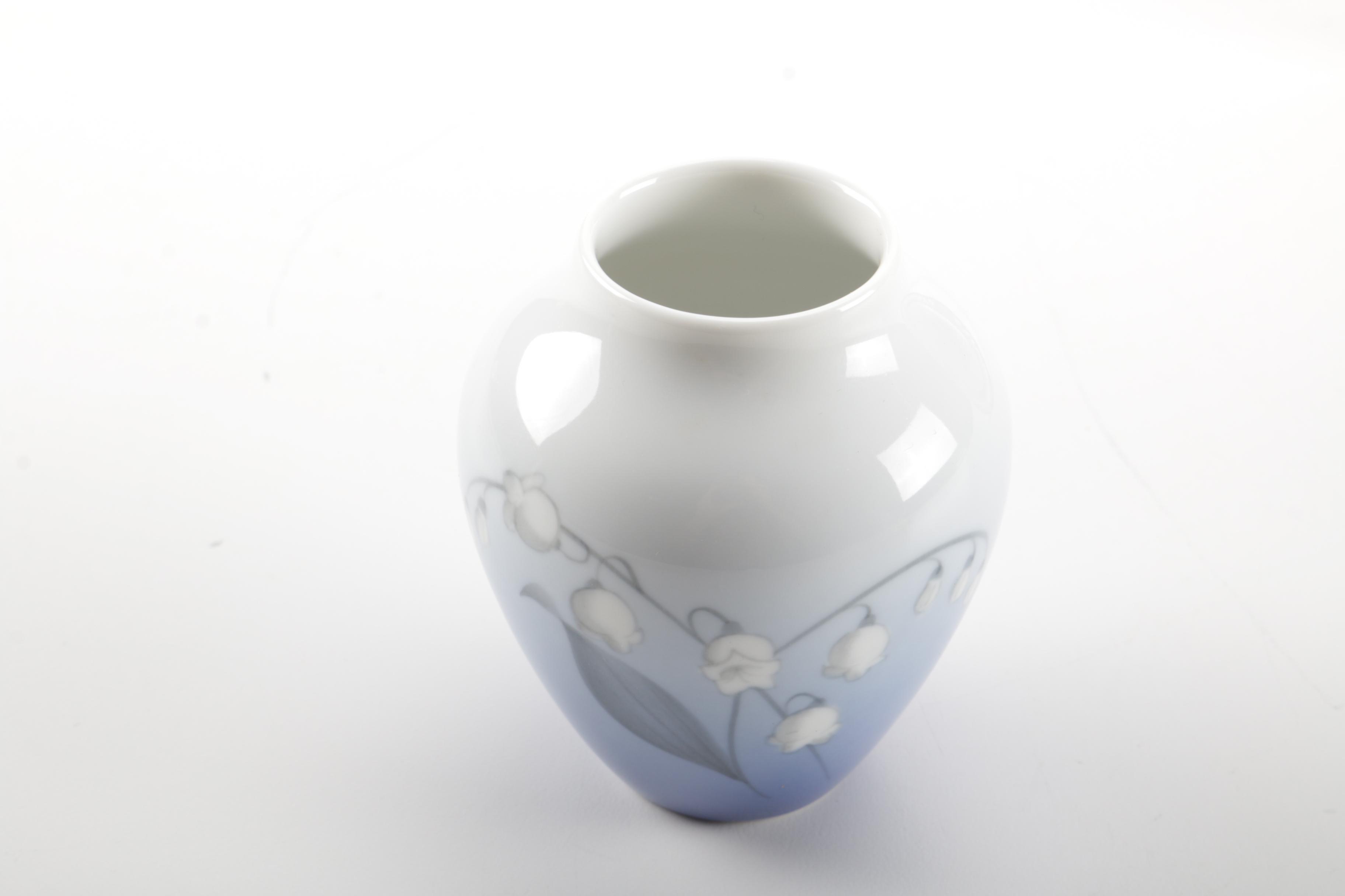 Porcelain Decor Including an Antique Meissen Plate