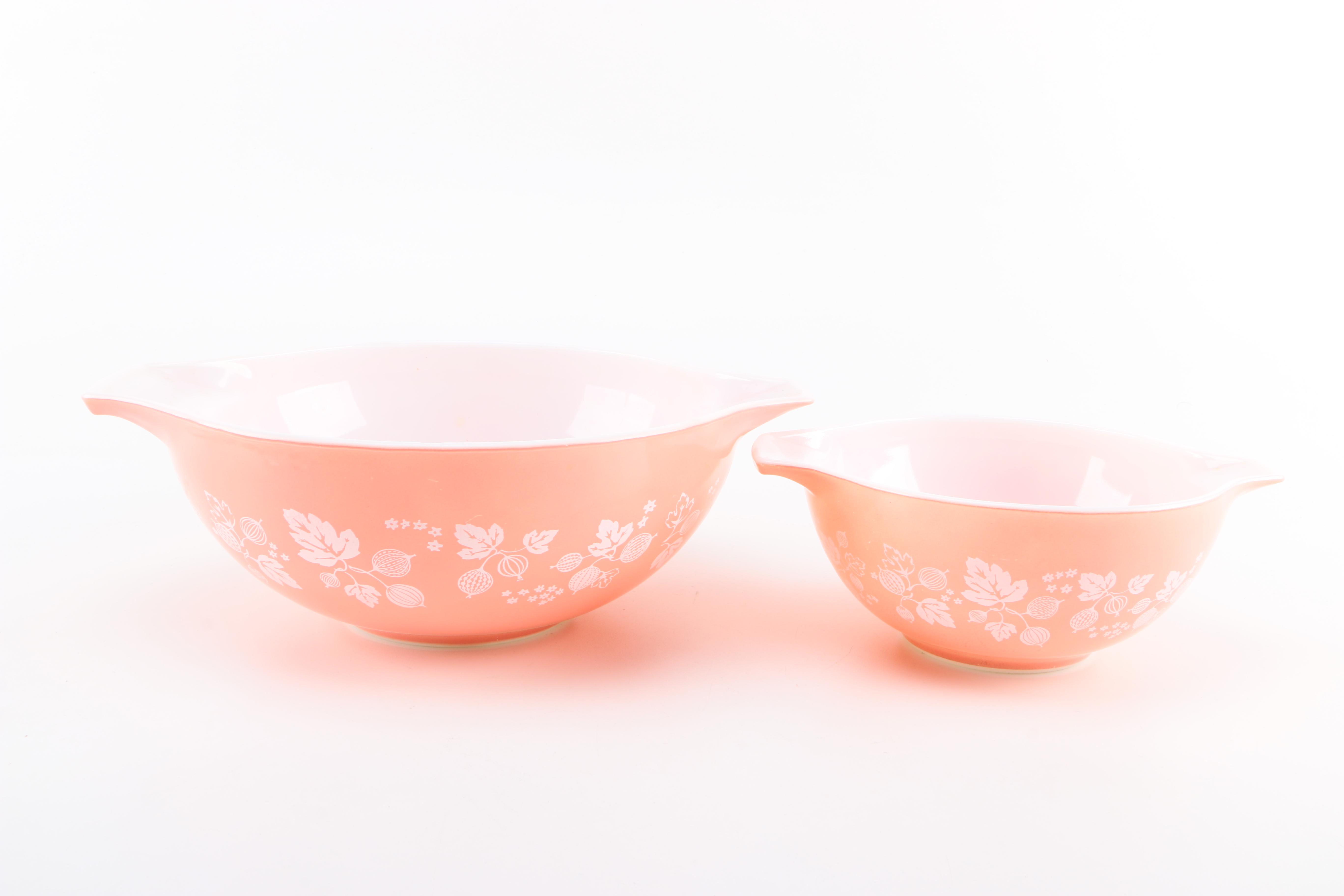 Assortment of Vintage Kitchenware, Including Pyrex