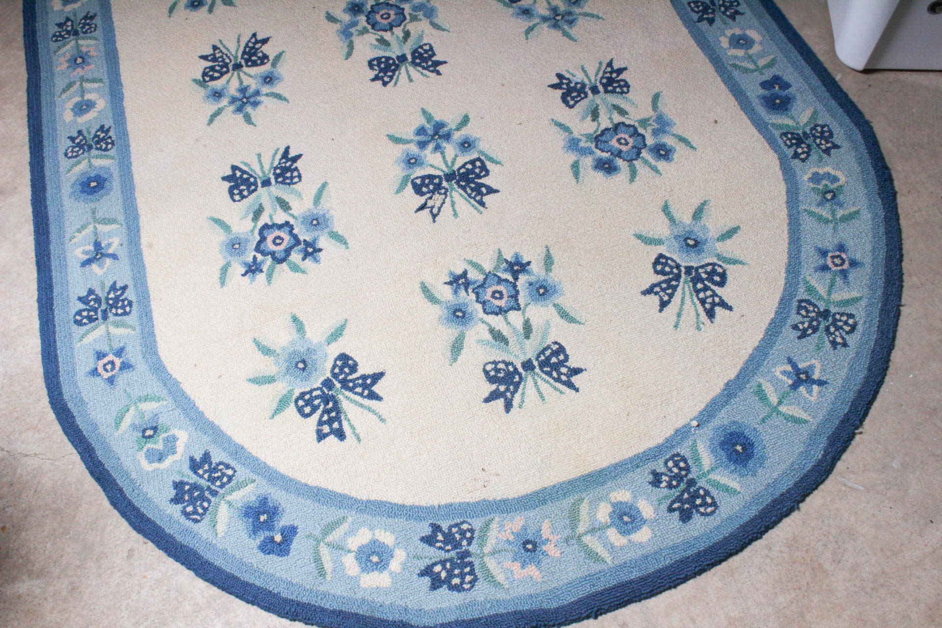 Hand-Hooked Area Rug