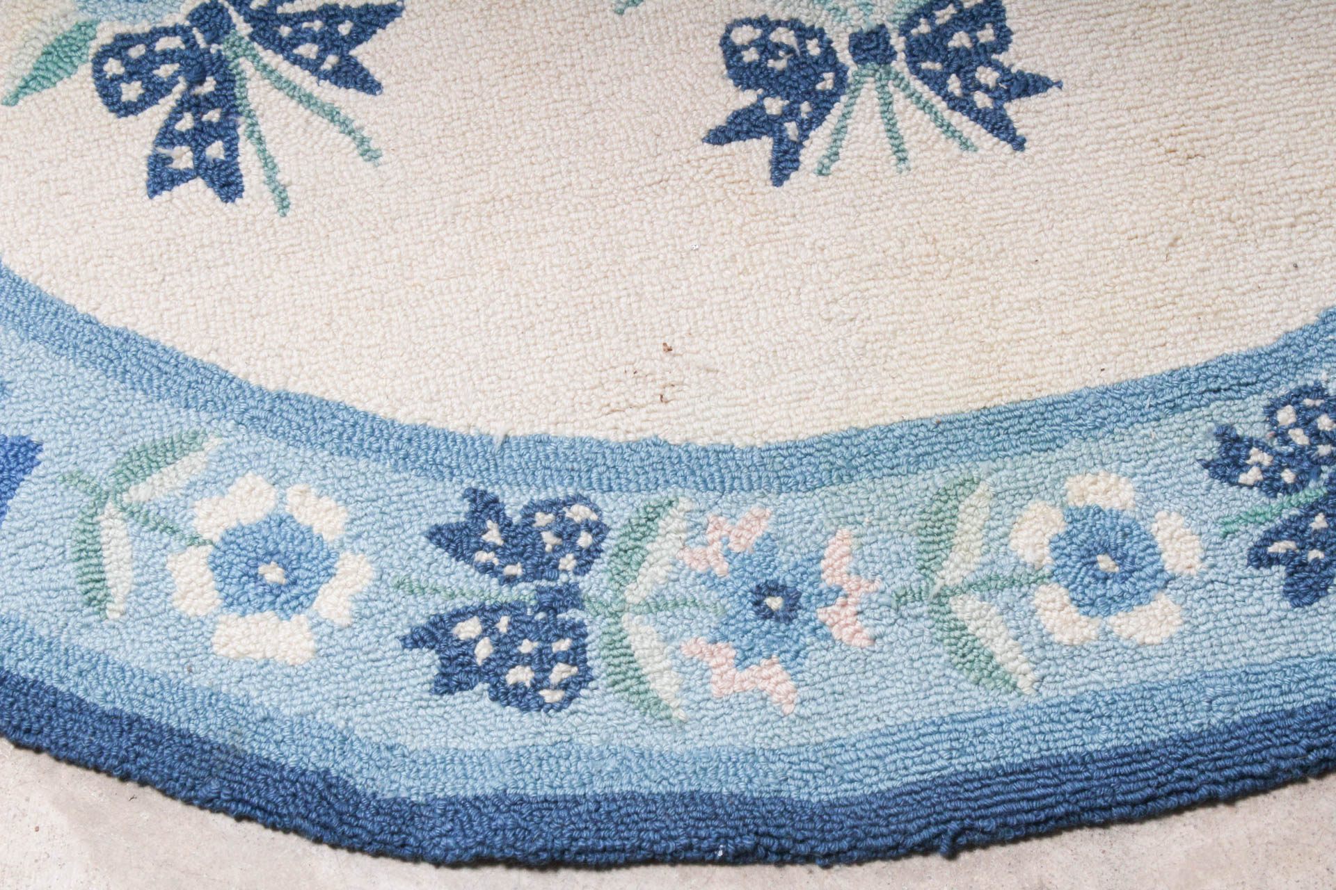 Hand-Hooked Area Rug