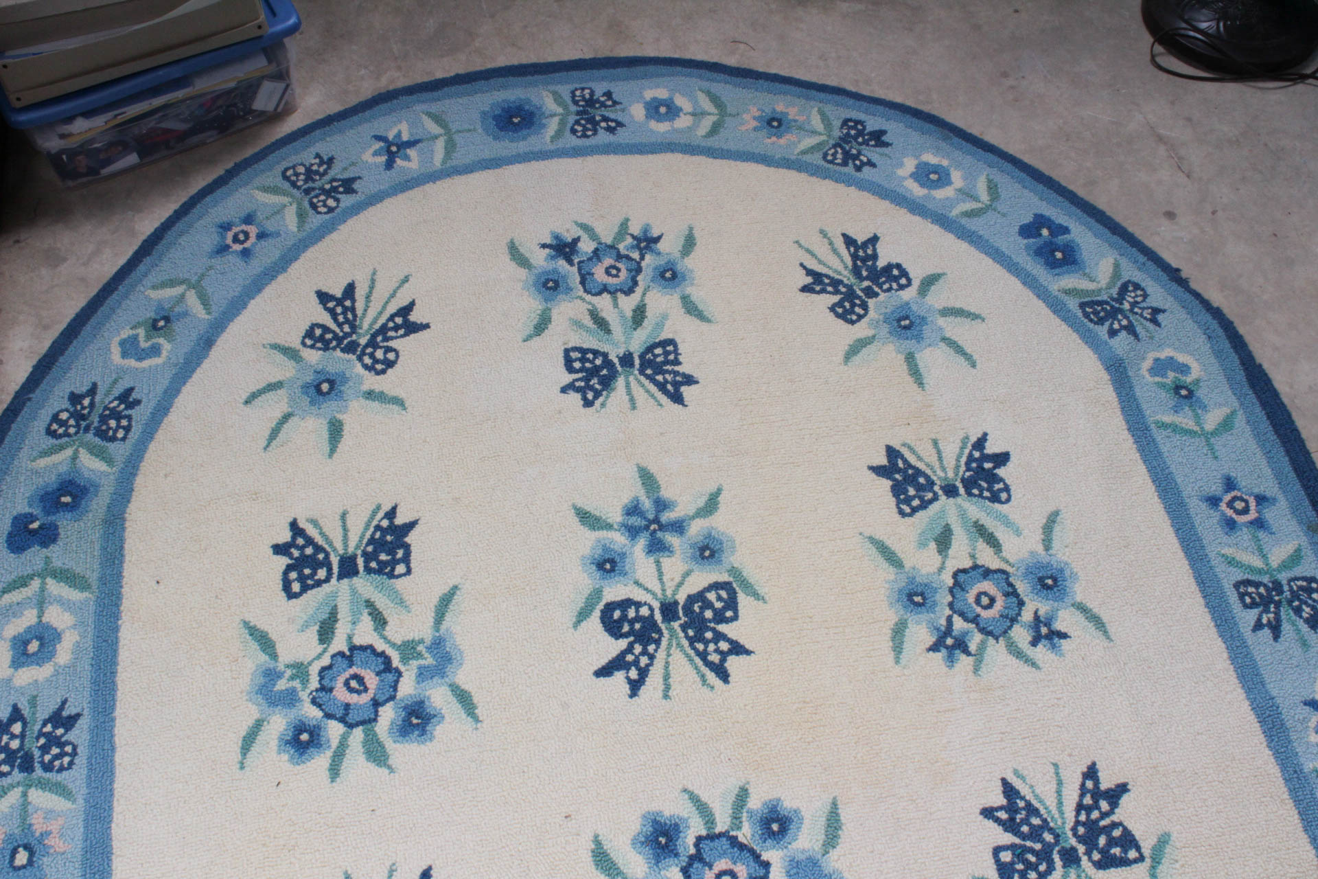 Hand-Hooked Area Rug