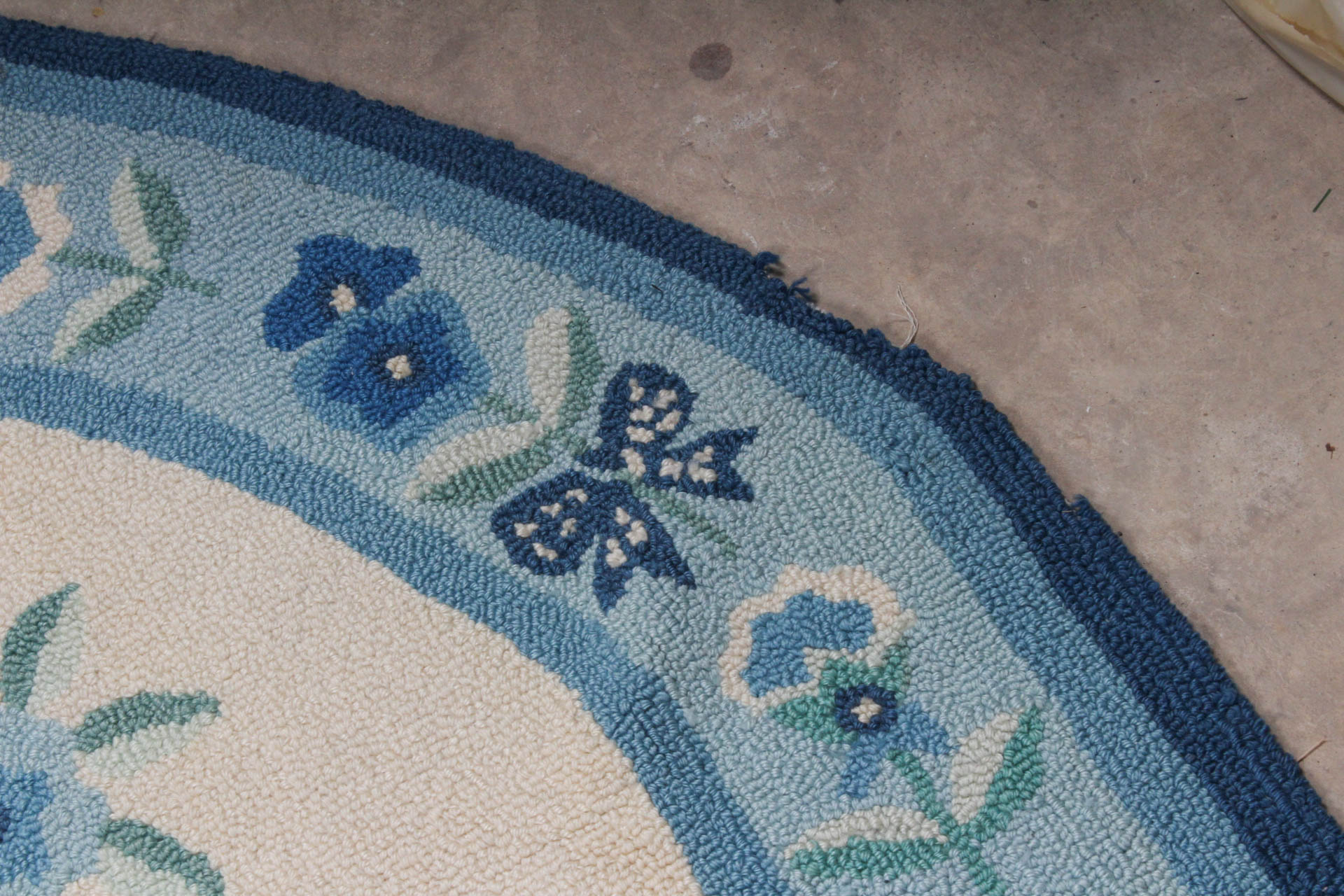 Hand-Hooked Area Rug