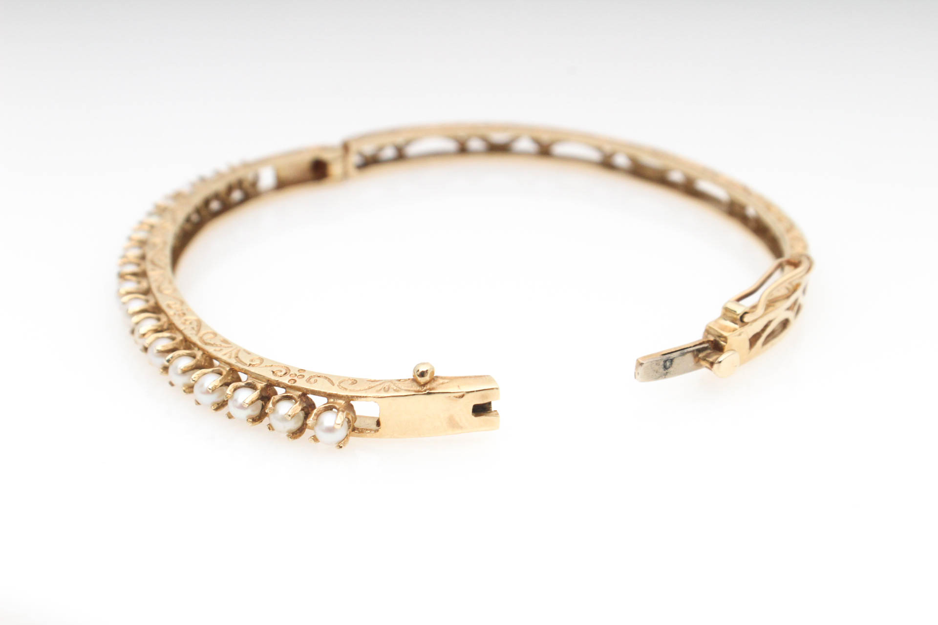 14K Yellow Gold Cultured Pearl Bangle