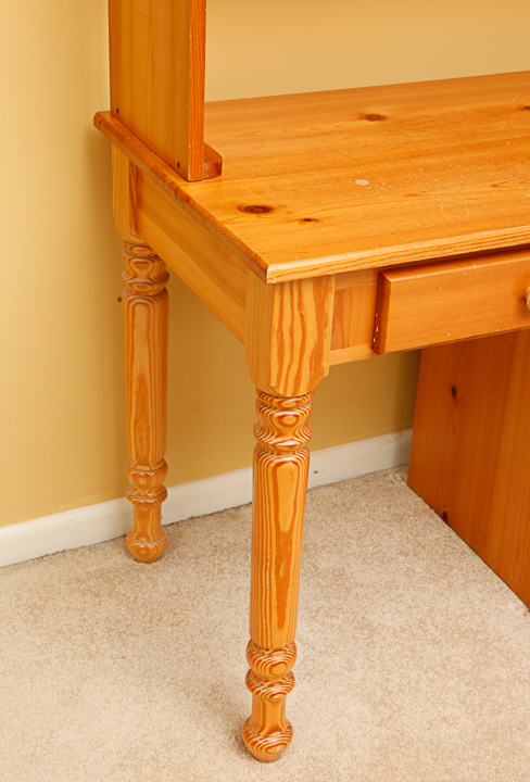 Pine Desk with Hutch