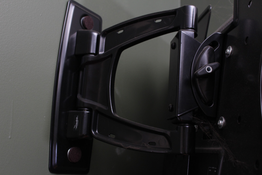 Dynex 23" LCD Flat Screen TV/DVD Player with Mount