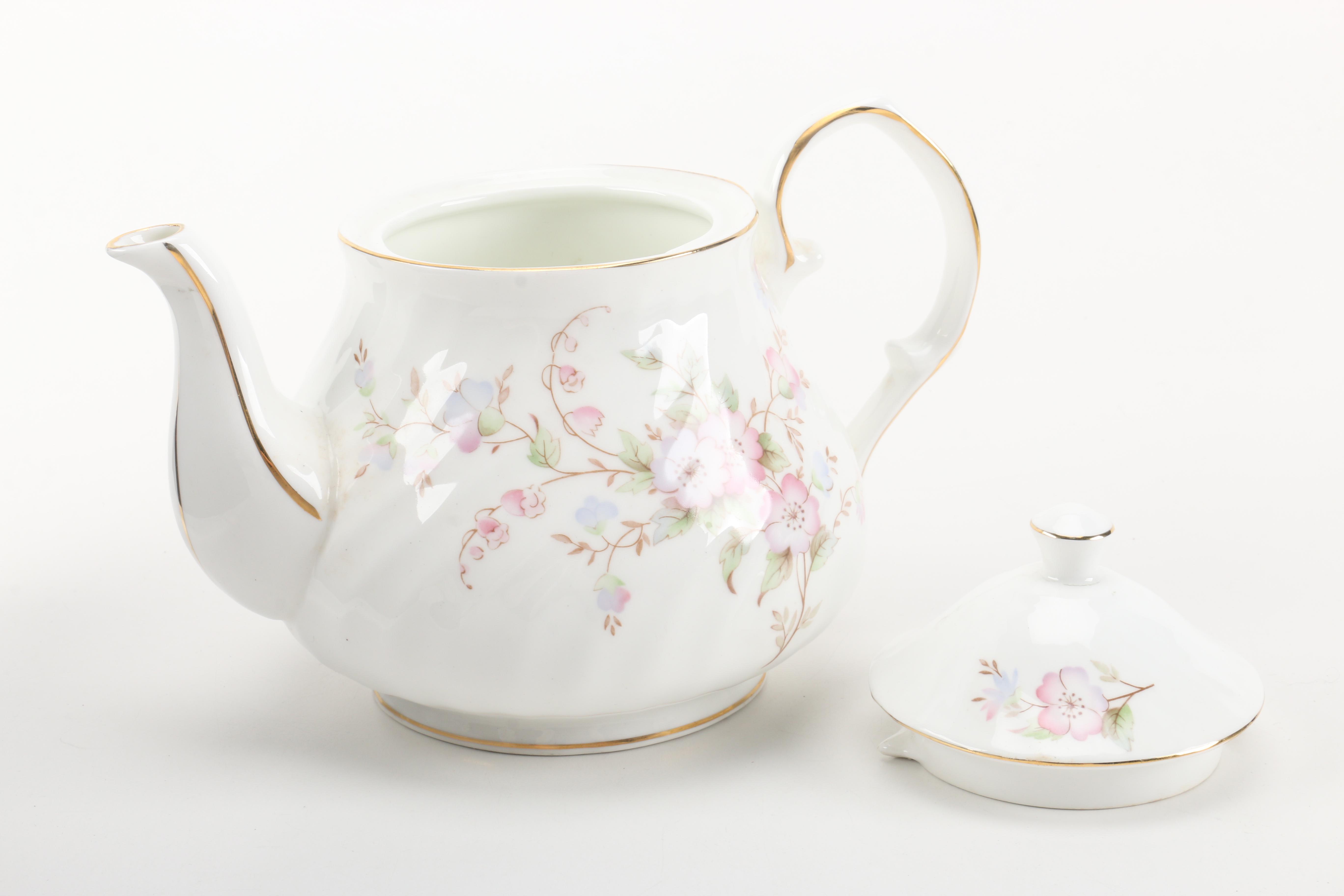 Porcelain Tableware and Décor Featuring Porzellanfabrik Moschendorf