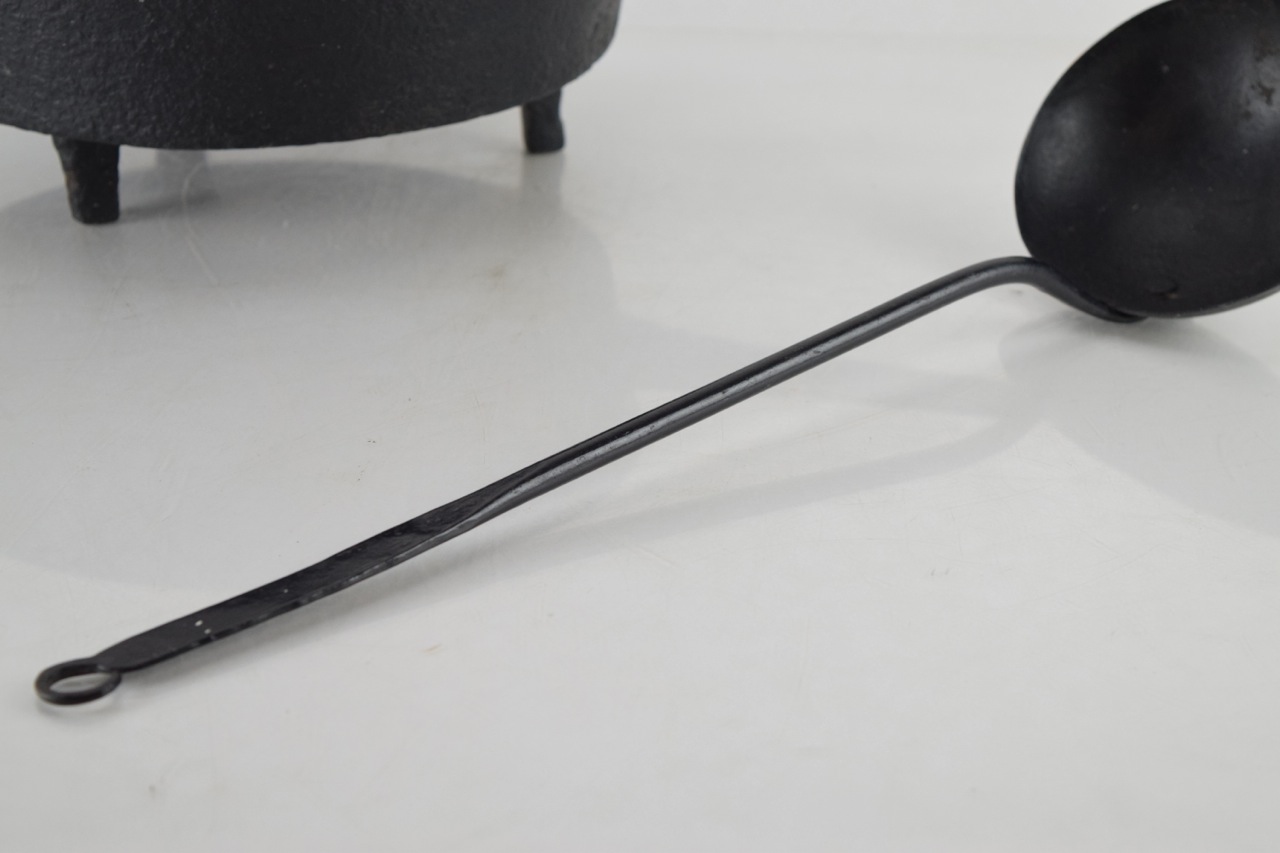 Vintage Resor's Cast Iron Cook Set