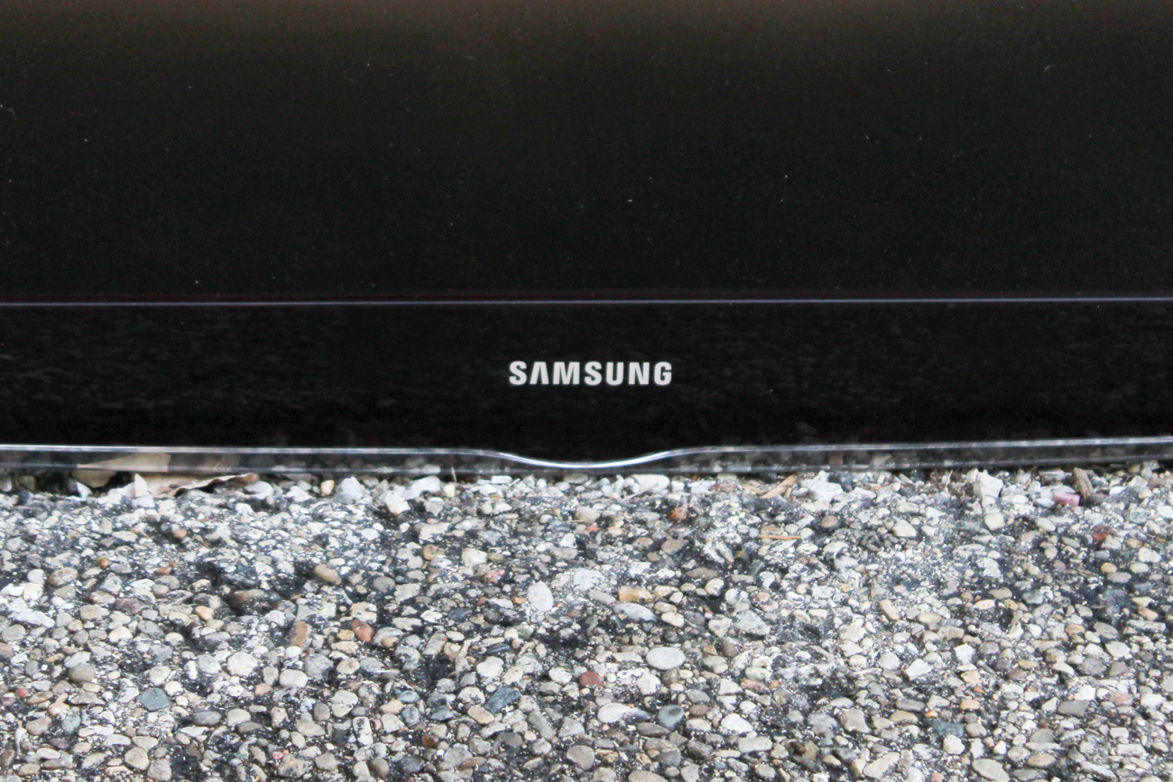 31.5" Samsung Flat Screen Television with Wall Mount