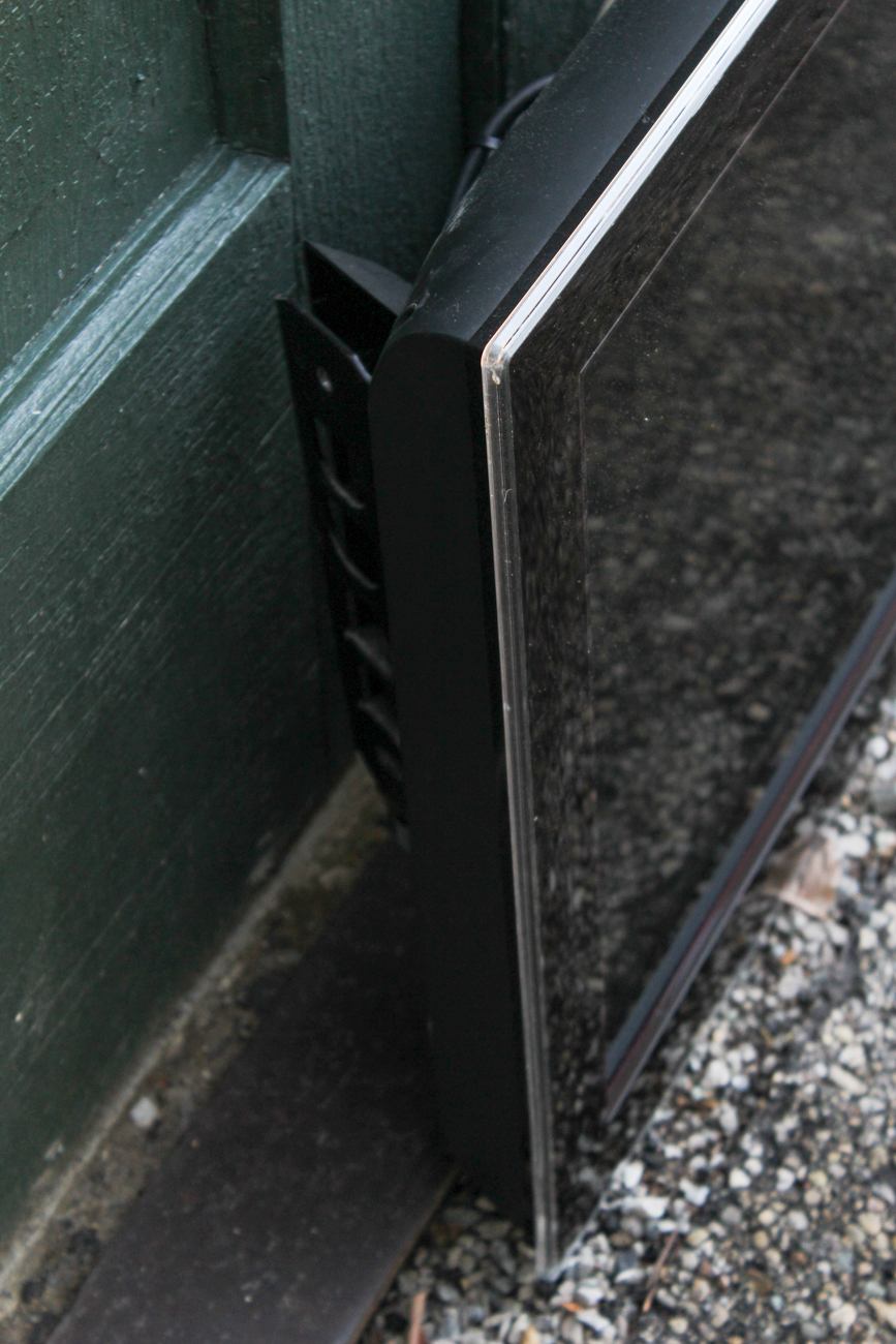 31.5" Samsung Flat Screen Television with Wall Mount