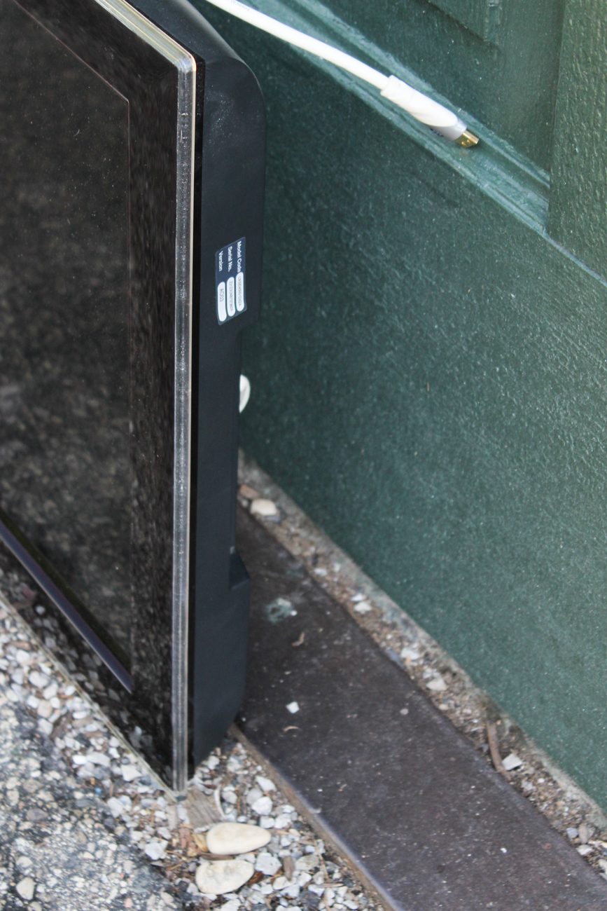 31.5" Samsung Flat Screen Television with Wall Mount