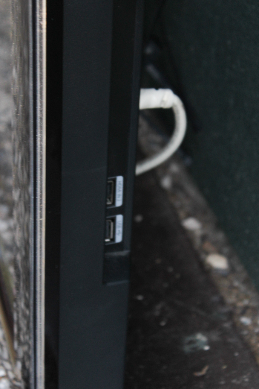 31.5" Samsung Flat Screen Television with Wall Mount