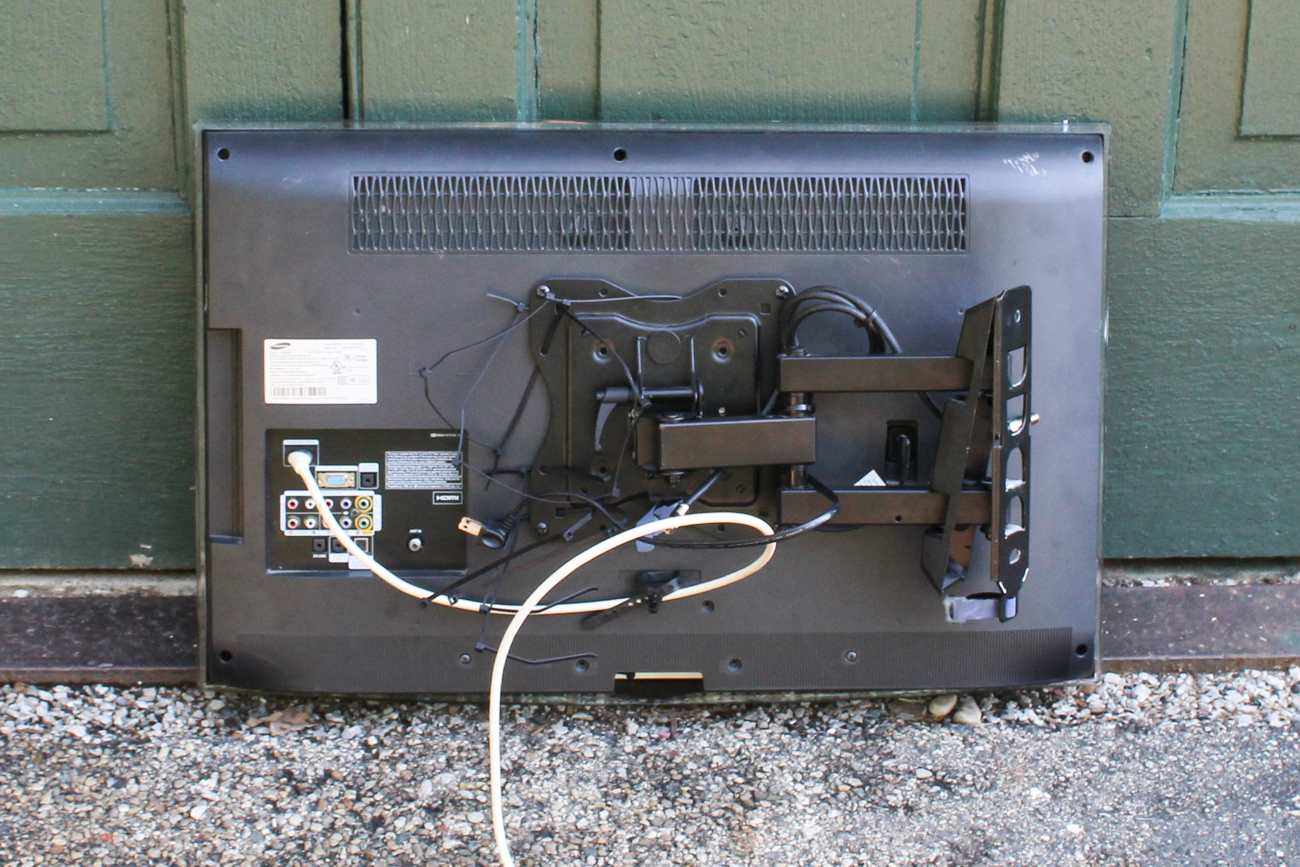 31.5" Samsung Flat Screen Television with Wall Mount