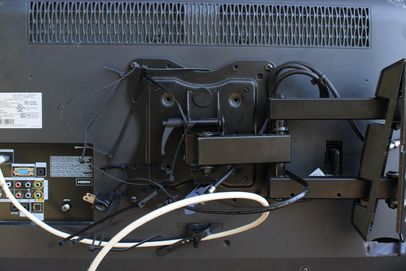 31.5" Samsung Flat Screen Television with Wall Mount