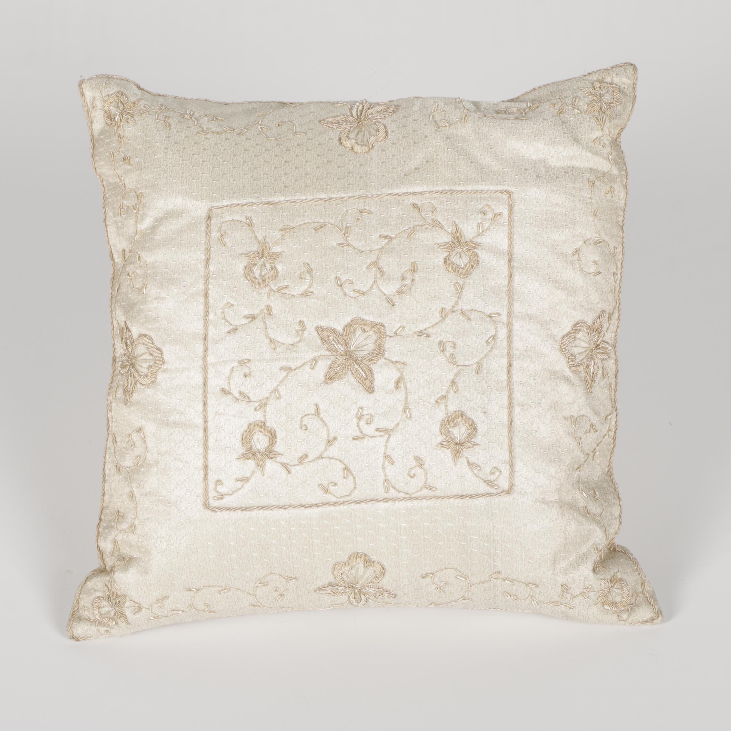 MUH Comforter and Accent Pillows