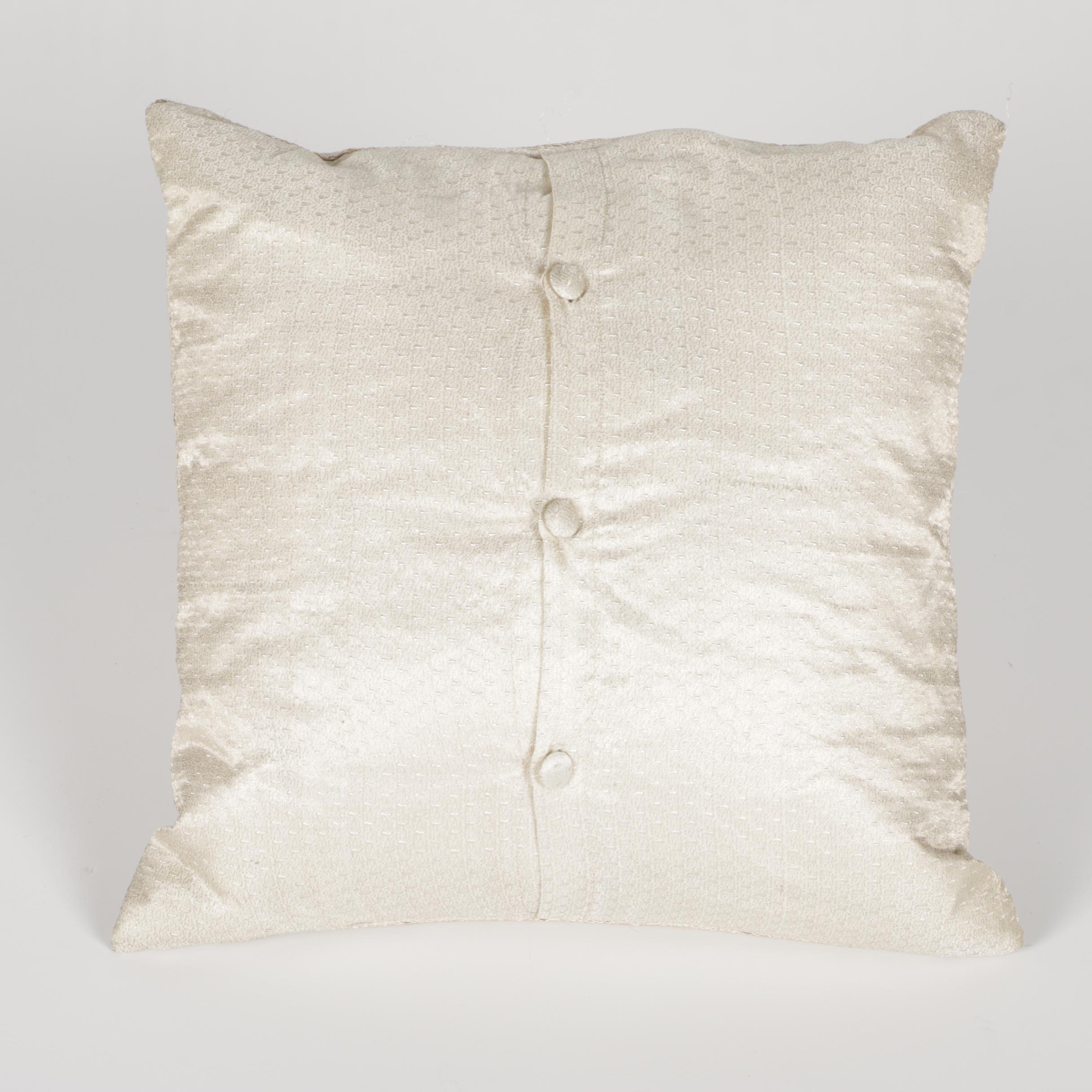 MUH Comforter and Accent Pillows