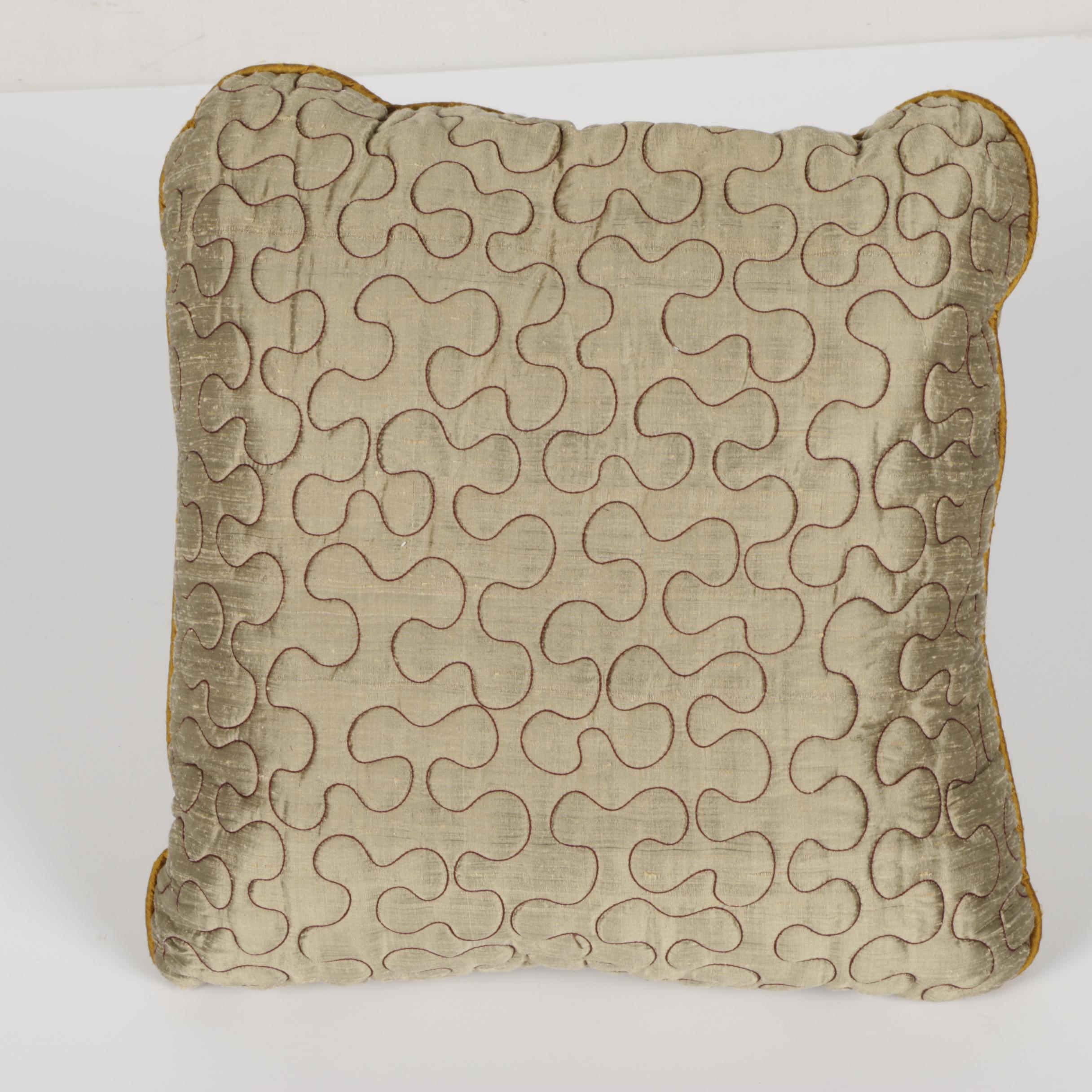 MUH Comforter and Accent Pillows