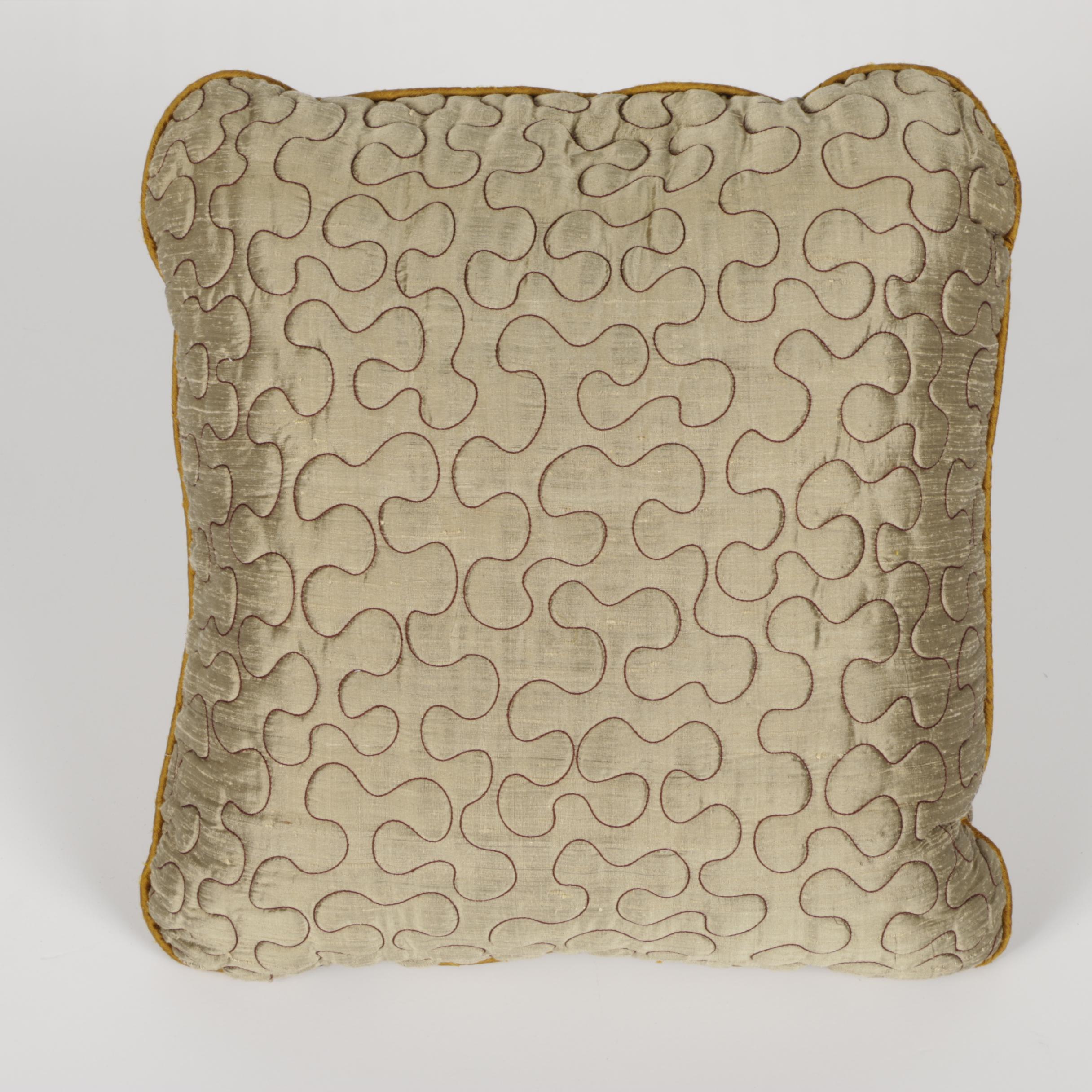 MUH Comforter and Accent Pillows