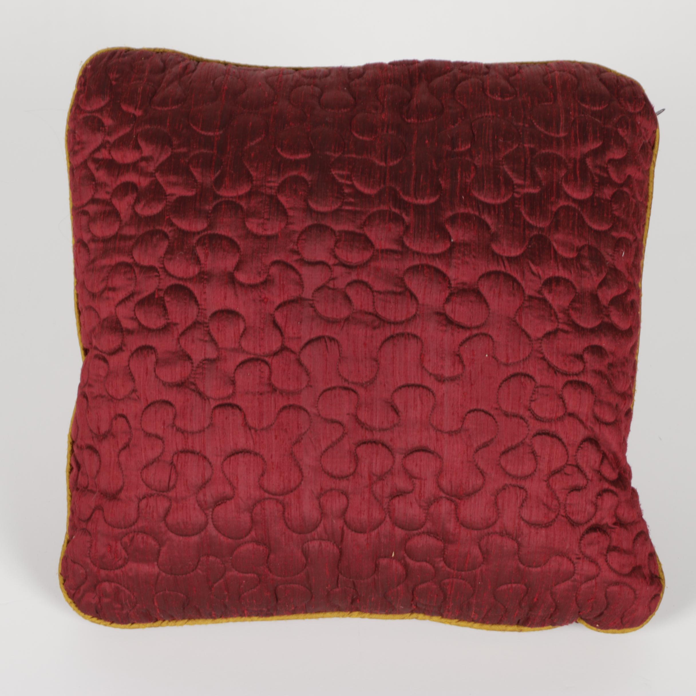 MUH Comforter and Accent Pillows