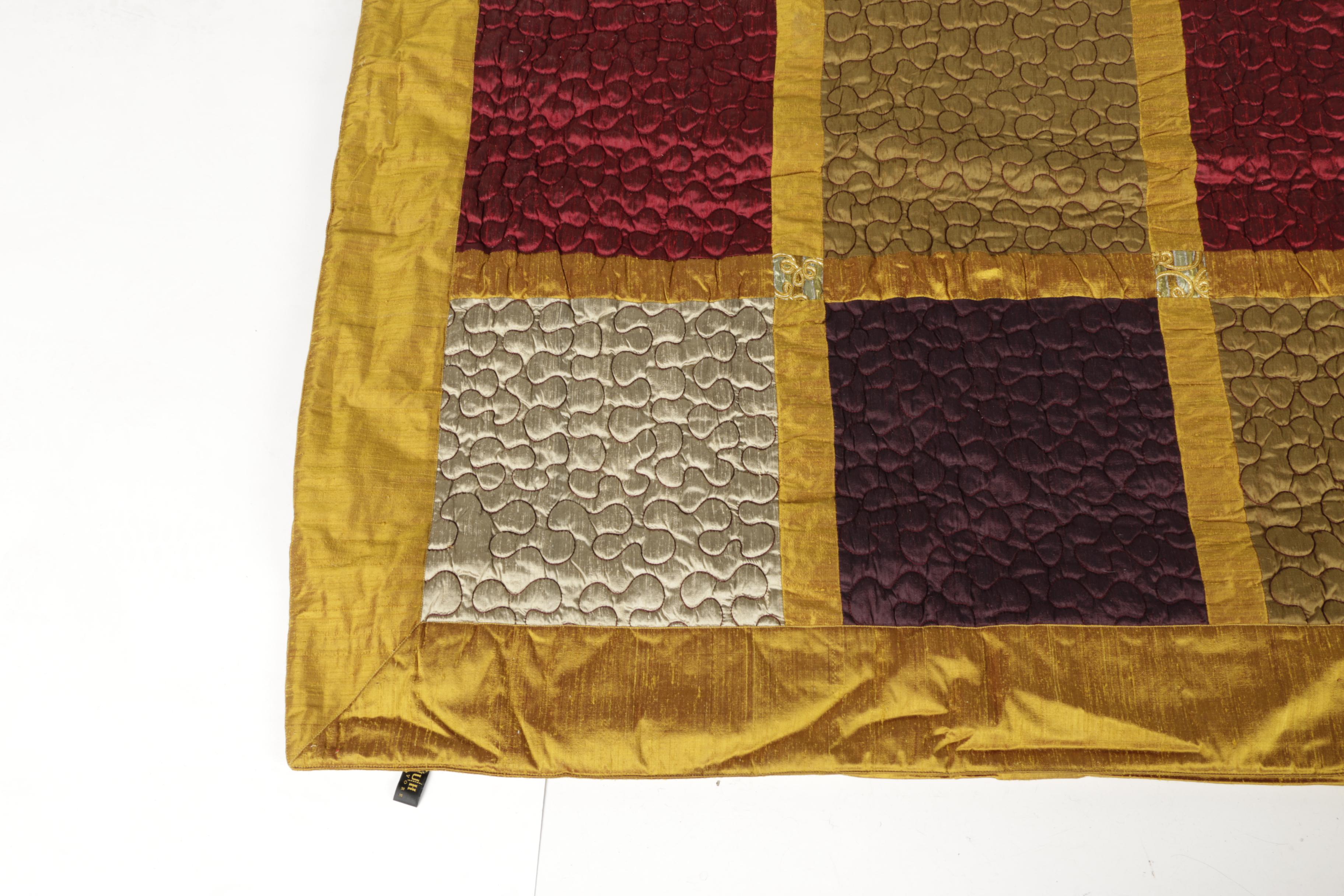 MUH Comforter and Accent Pillows