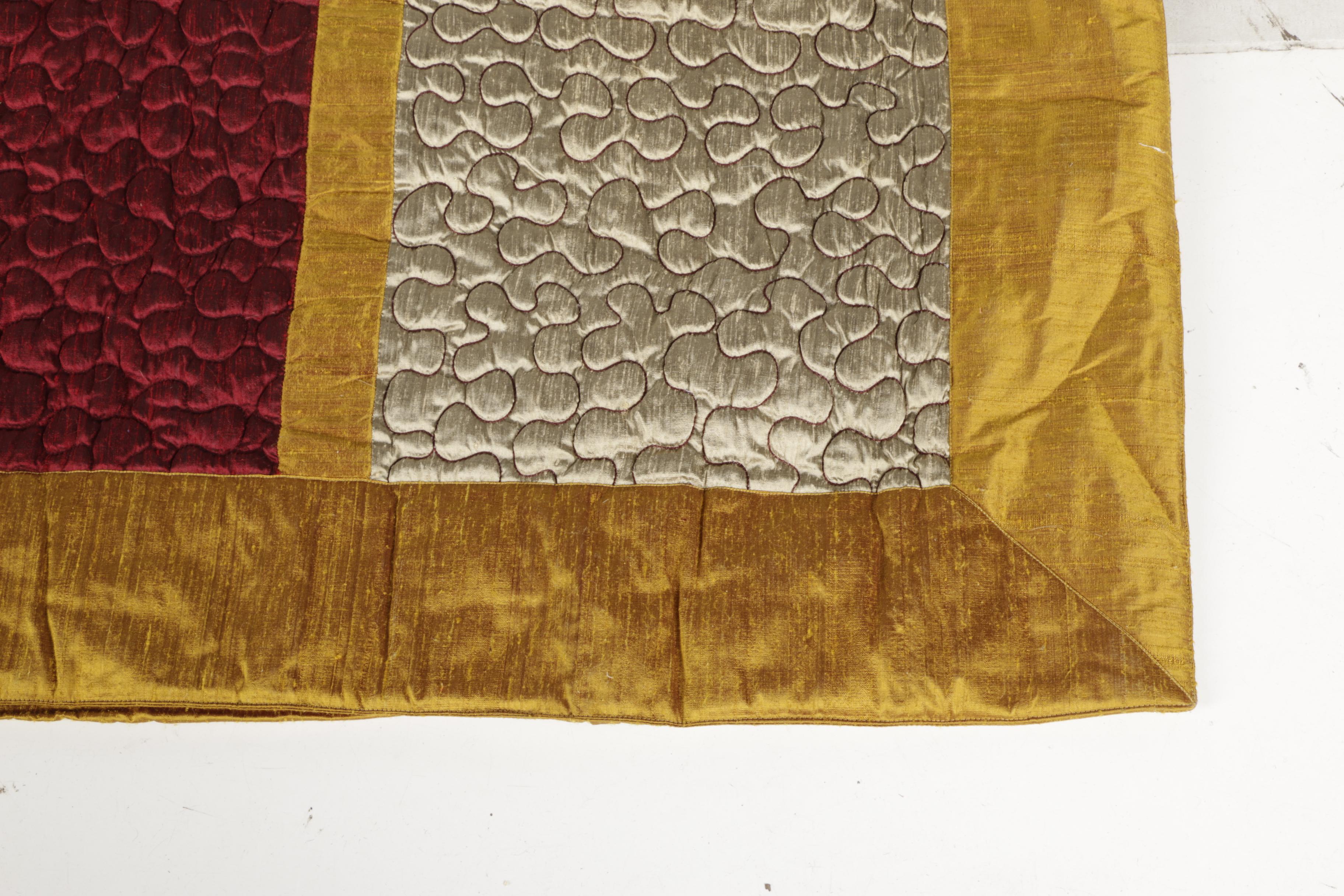 MUH Comforter and Accent Pillows