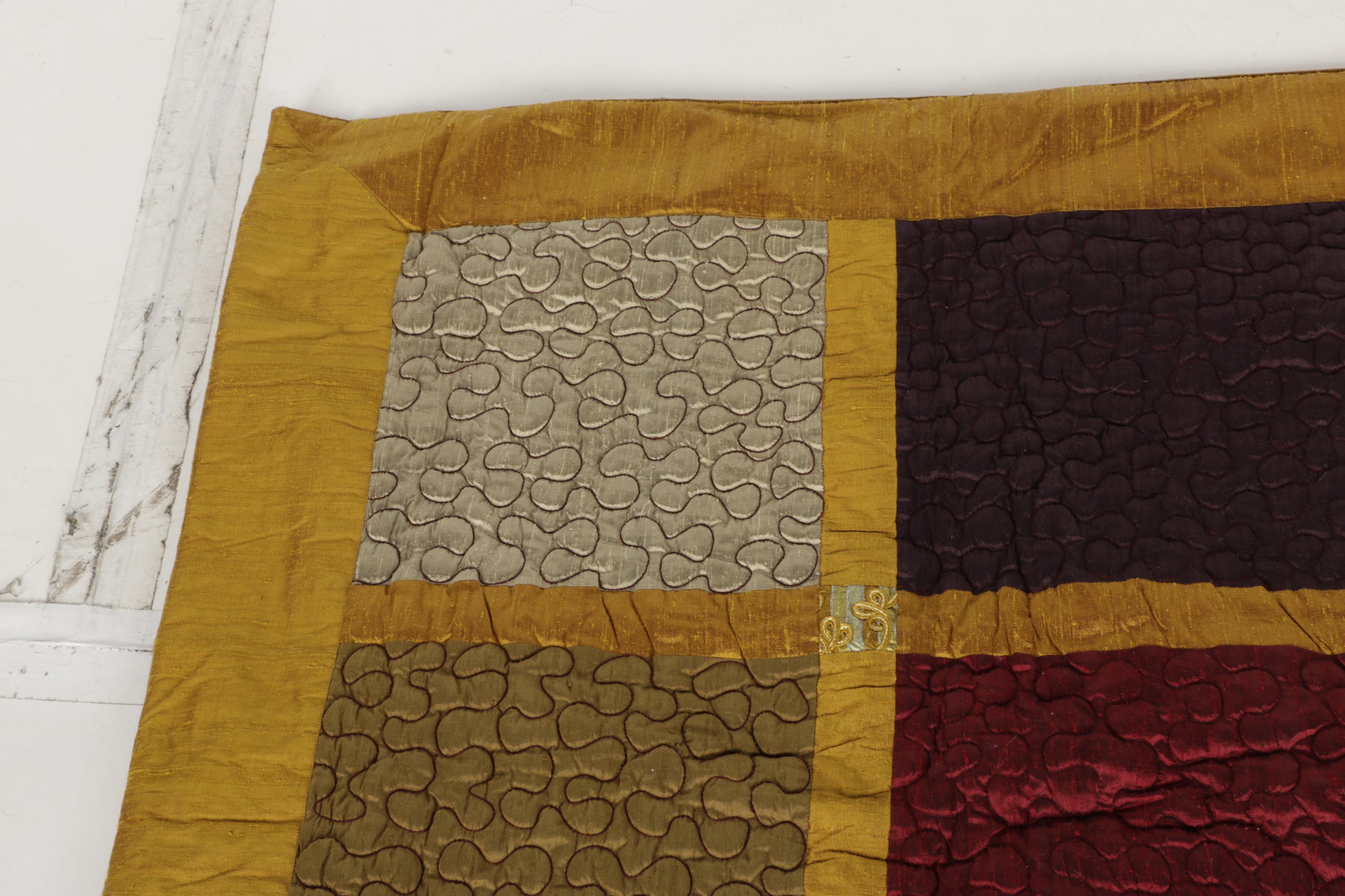 MUH Comforter and Accent Pillows