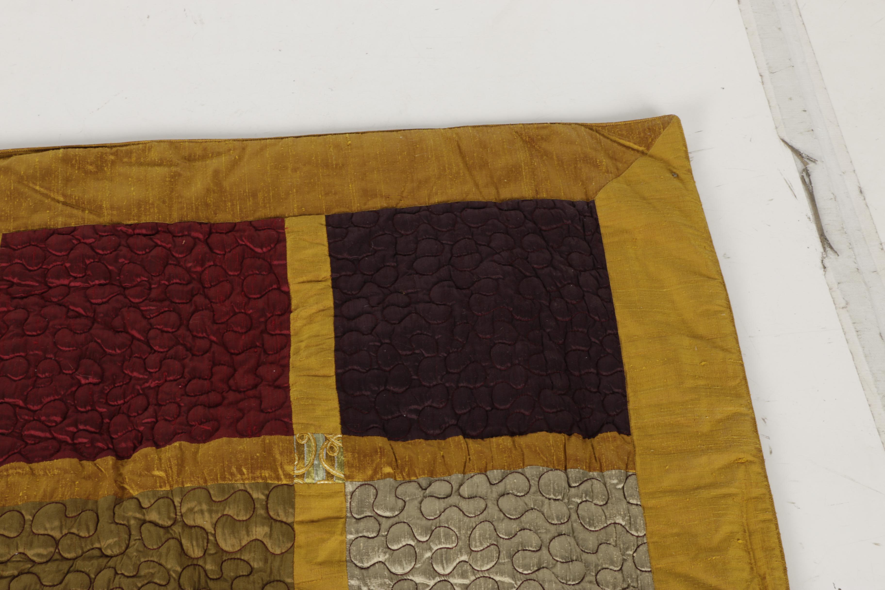 MUH Comforter and Accent Pillows