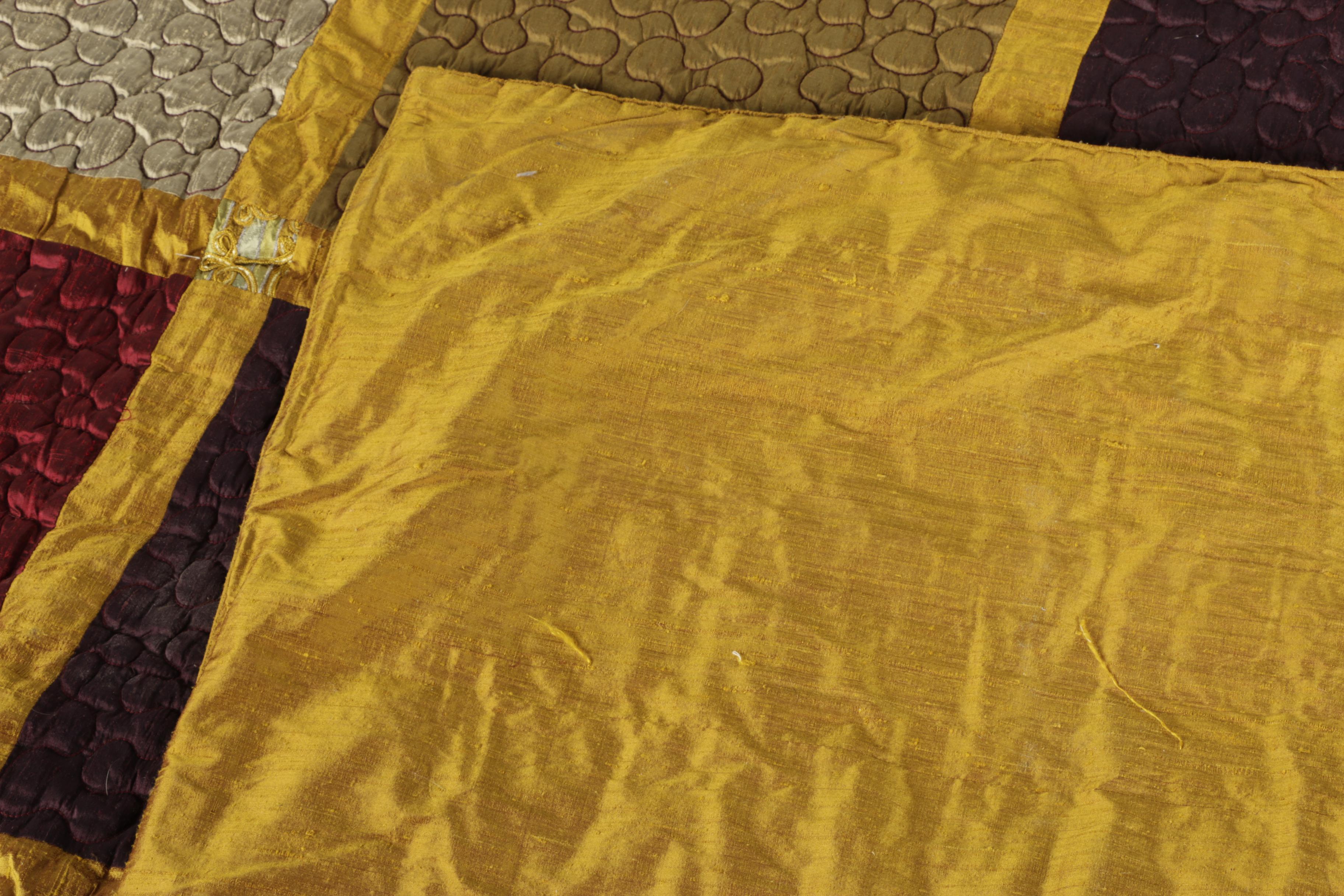 MUH Comforter and Accent Pillows