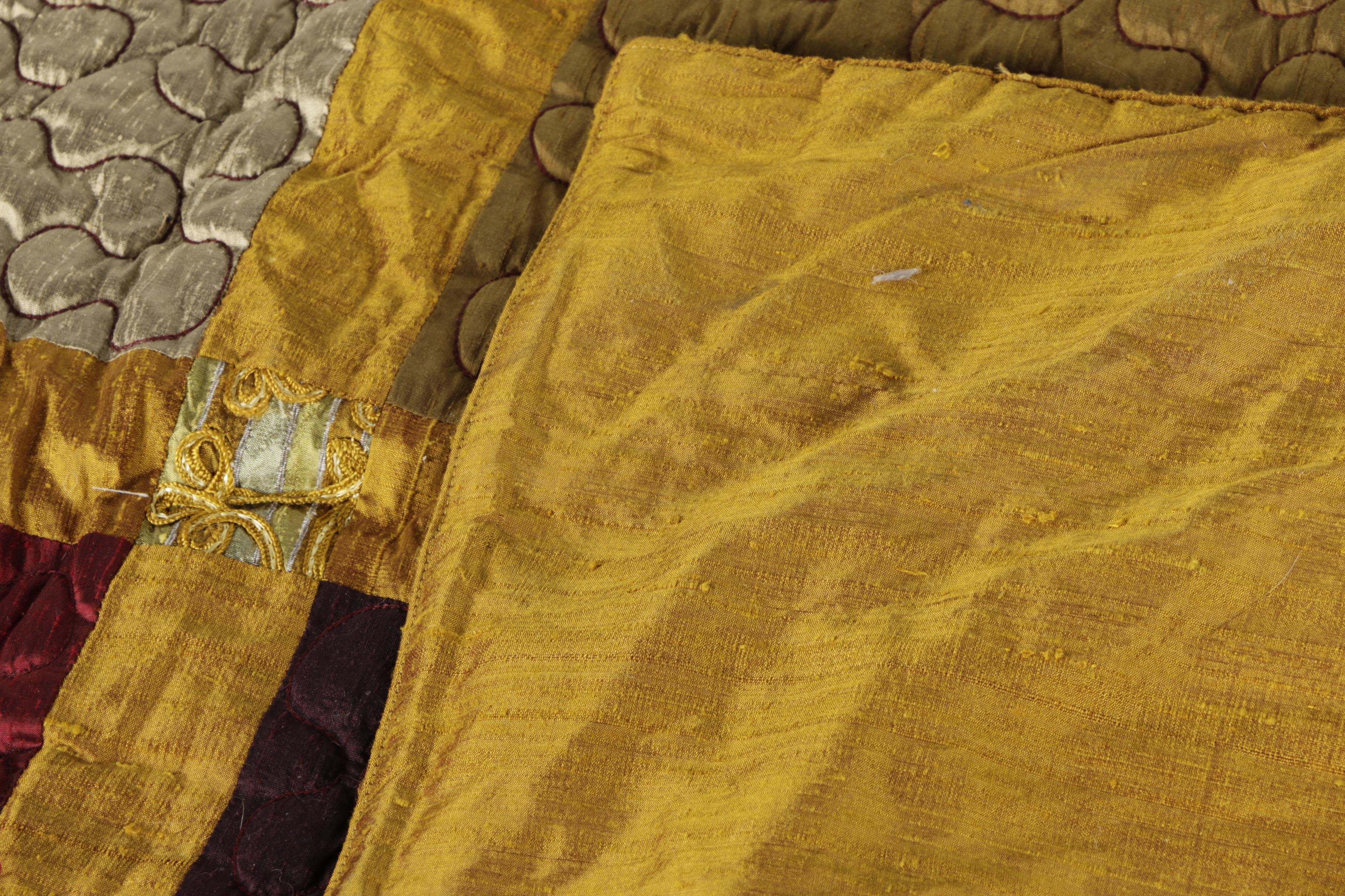 MUH Comforter and Accent Pillows