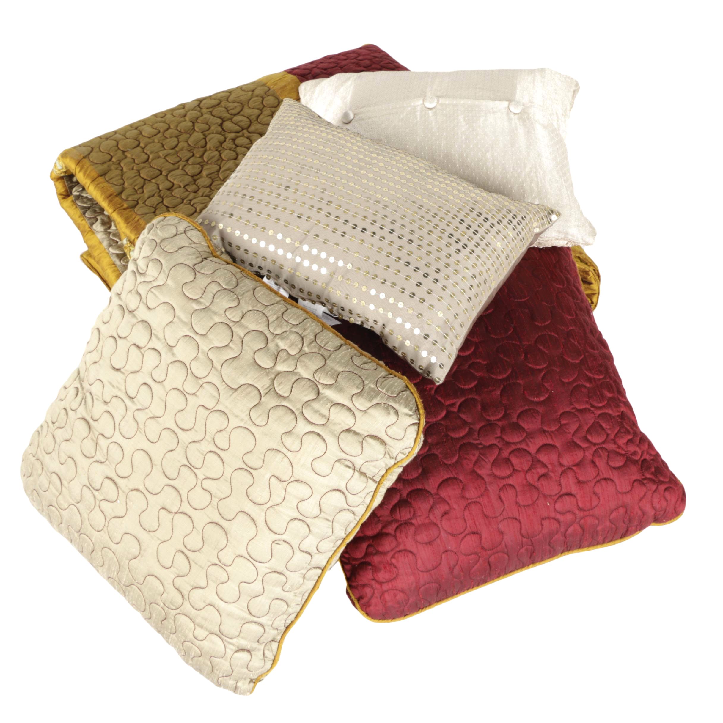 MUH Comforter and Accent Pillows