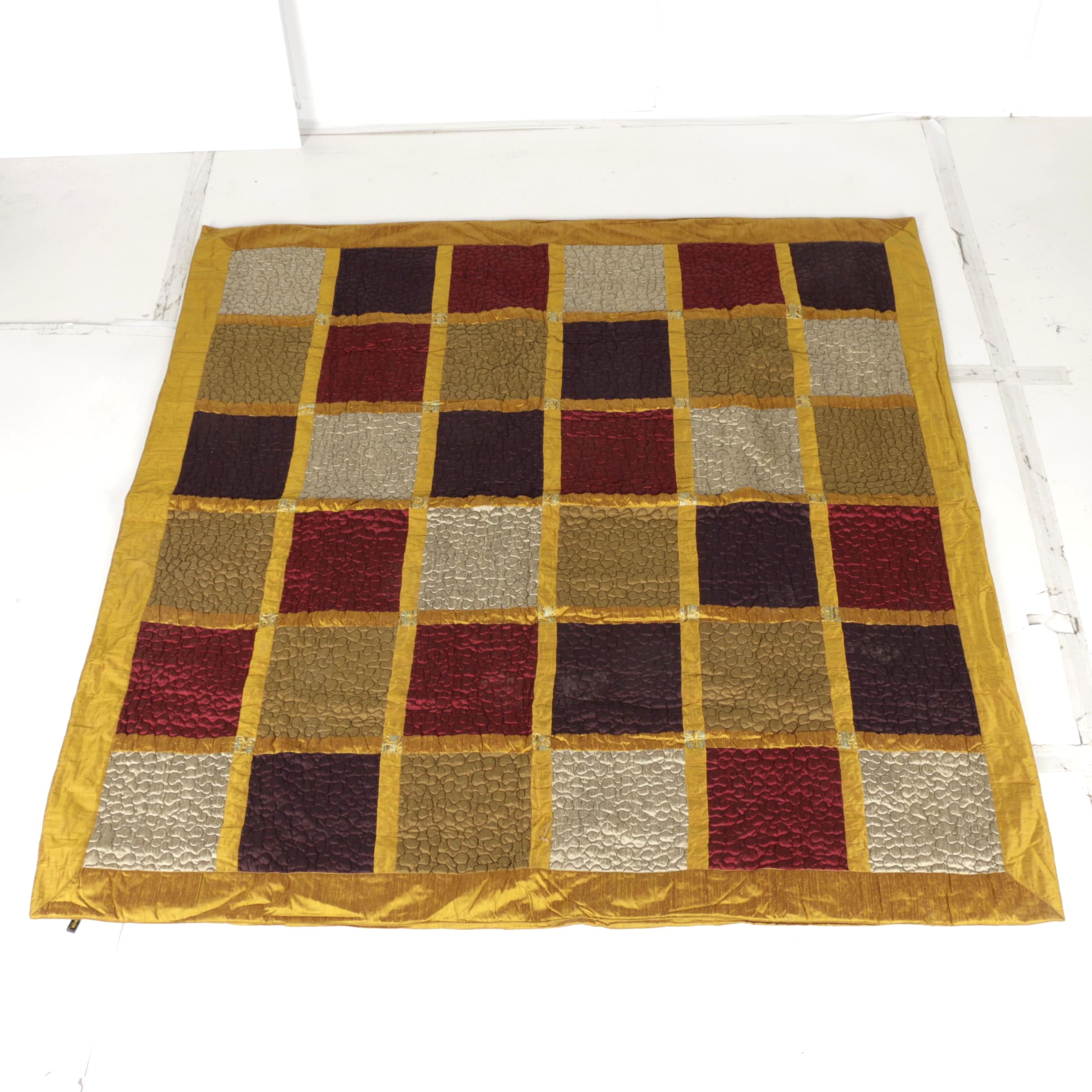 MUH Comforter and Accent Pillows