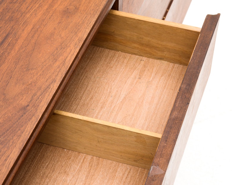 Mid Century Modern Chest of Drawers